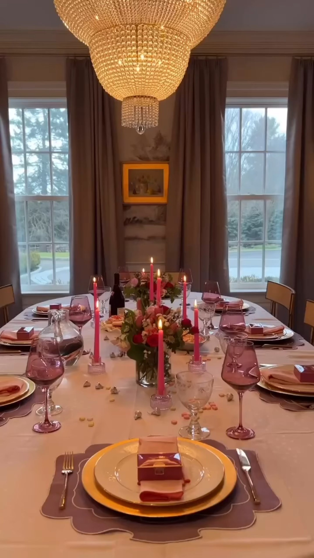 Throwback to the sweetest tablescape. It’s soooo cold today, needed something bright and warm! 💞💞💞#diningroom #tablesetting #homedecor #valentinesday