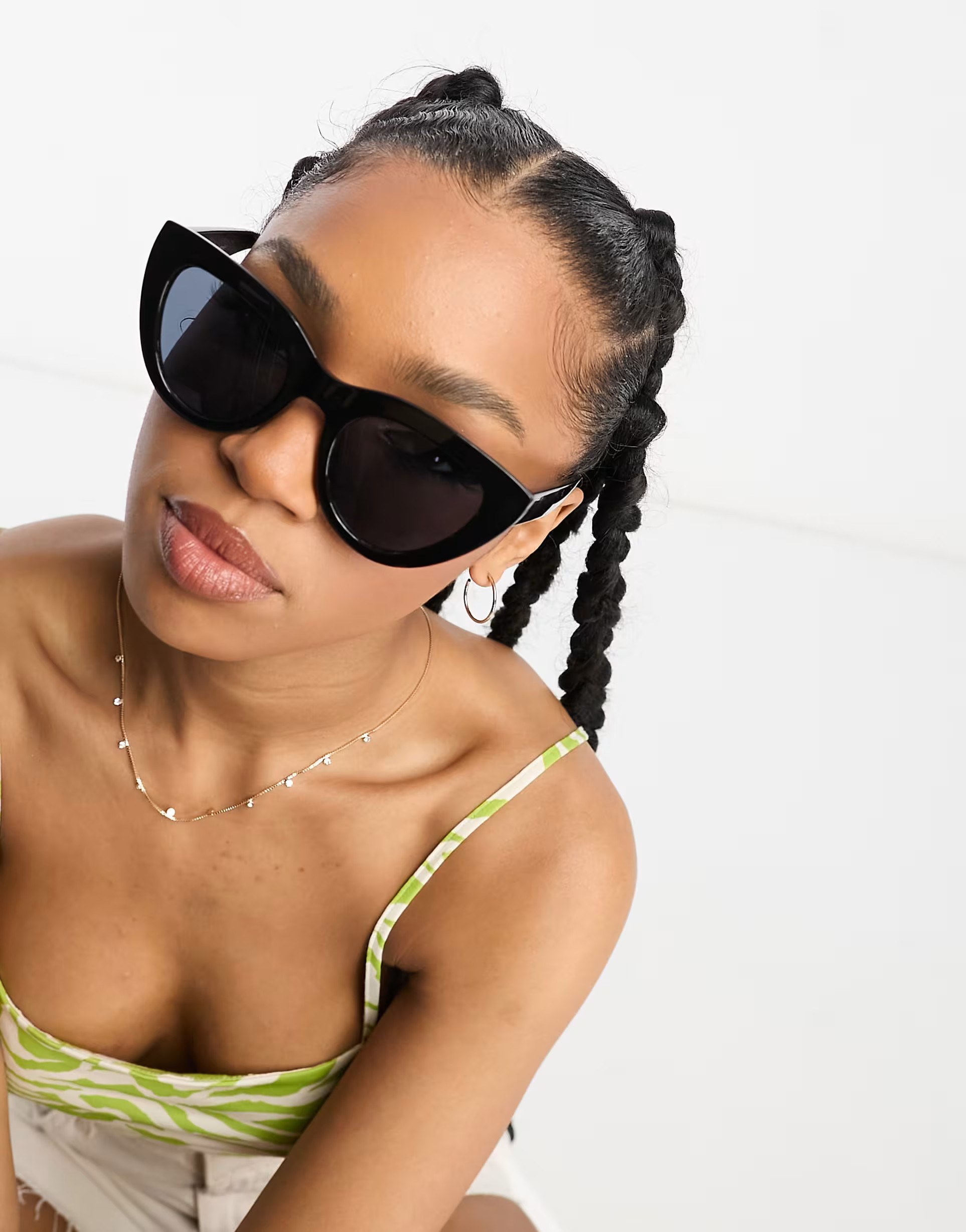 Monki – Runde, übergroße Cat-Eye-Sonnenbrille in Schwarz | ASOS (Global)