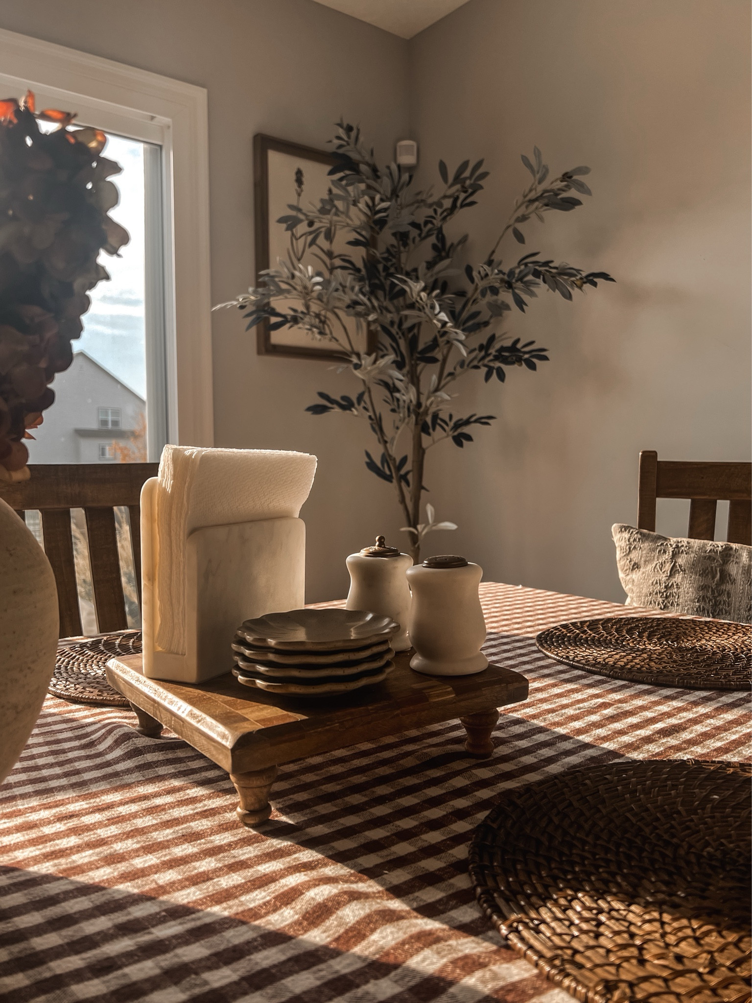 My checkered tray, scalloped coasters, S&P shakers, & tablecloth are ALL ON SALE!✨

Dining Table | Kitchen Styling | Table Styling | Hosting | Tray Styling

#LTKHome #LTKStyleTip #LTKSaleAlert