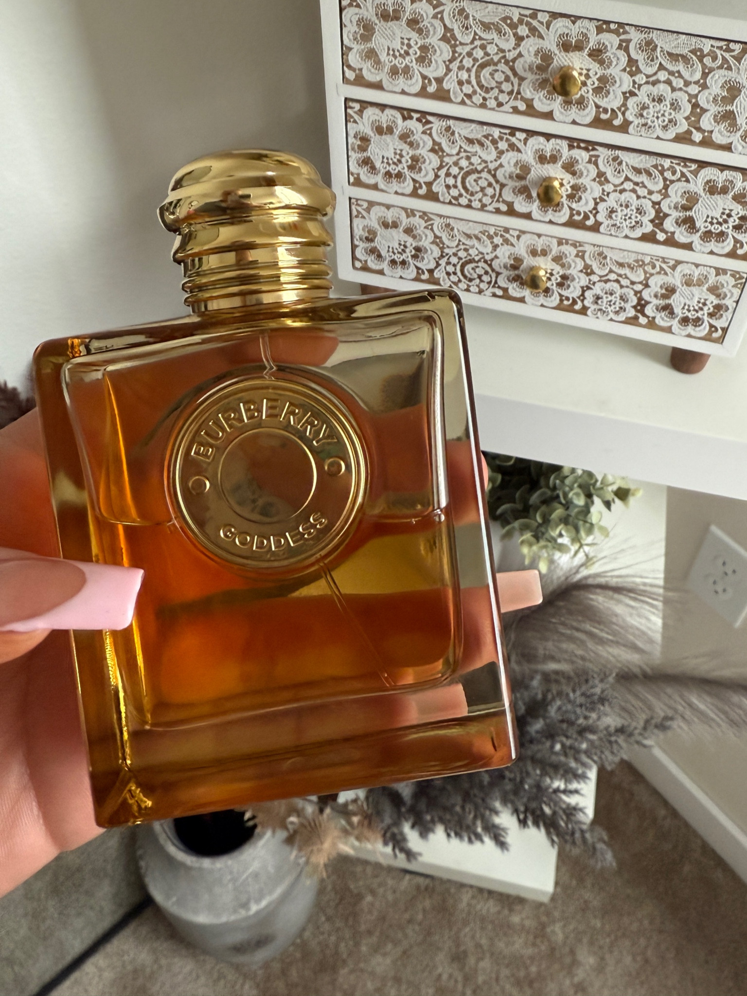 My signature scent!🖤 I wear this EVERY day without fail! The most amazing scent! Has vanilla so it’s sweet but super sophisticated. It’s just the BEST scent to smell sexy! 