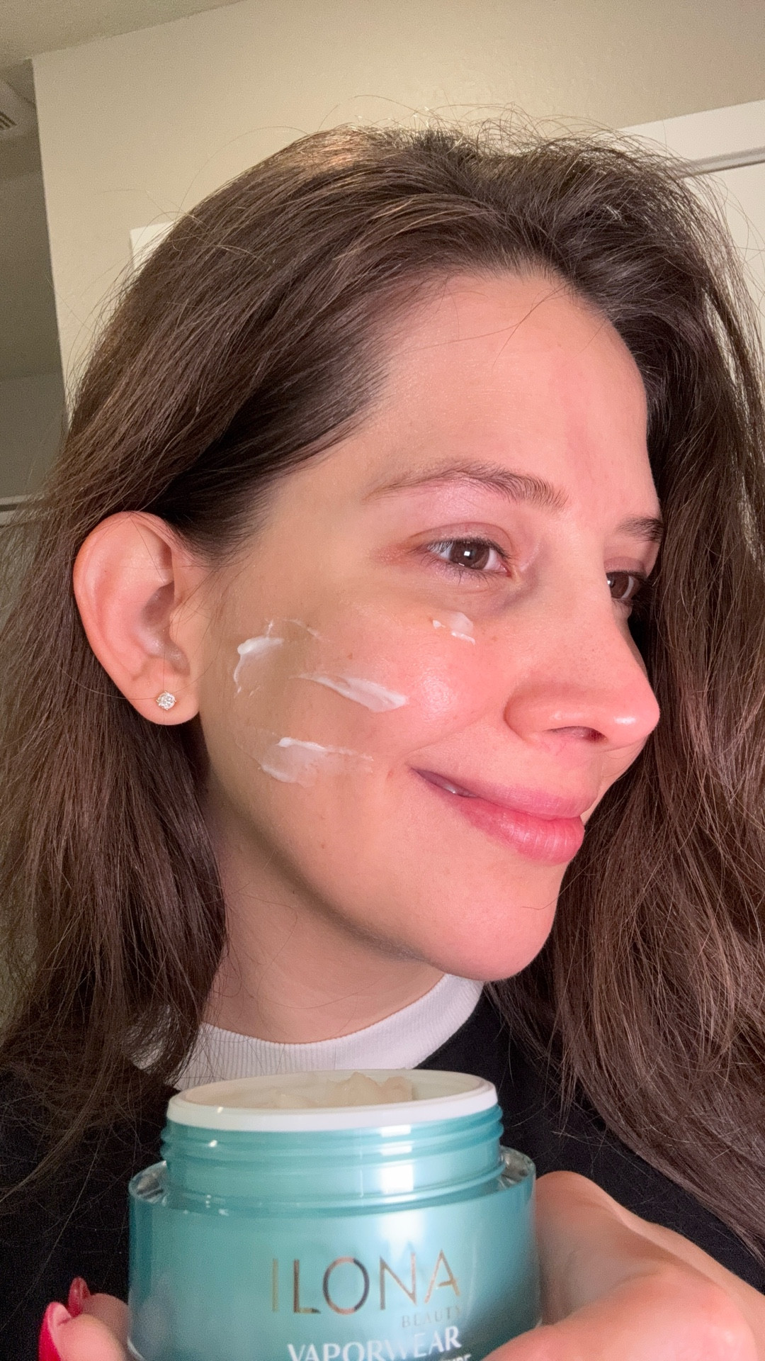 I’ve been testing ILONA Beauty Beyond C and the formulation is honestly so unique ✨

It uses a dual-chamber system that activates fresh Vitamin C when you mix it — combined with probiotics + niacin to support the skin barrier and hydration.

My skin looks brighter, smoother, and more balanced without irritation.

I also linked the full routine I’ve been using in my LTK so you can shop everything easily 🤍

#liketkit #LTKbeauty #ad @shop.ltk @ilonabeautyofficial