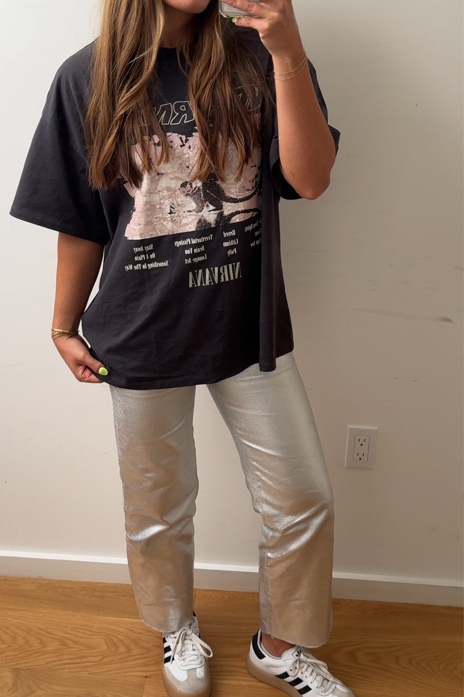 Outfit is linked! Wearing a L in the graphic tee  