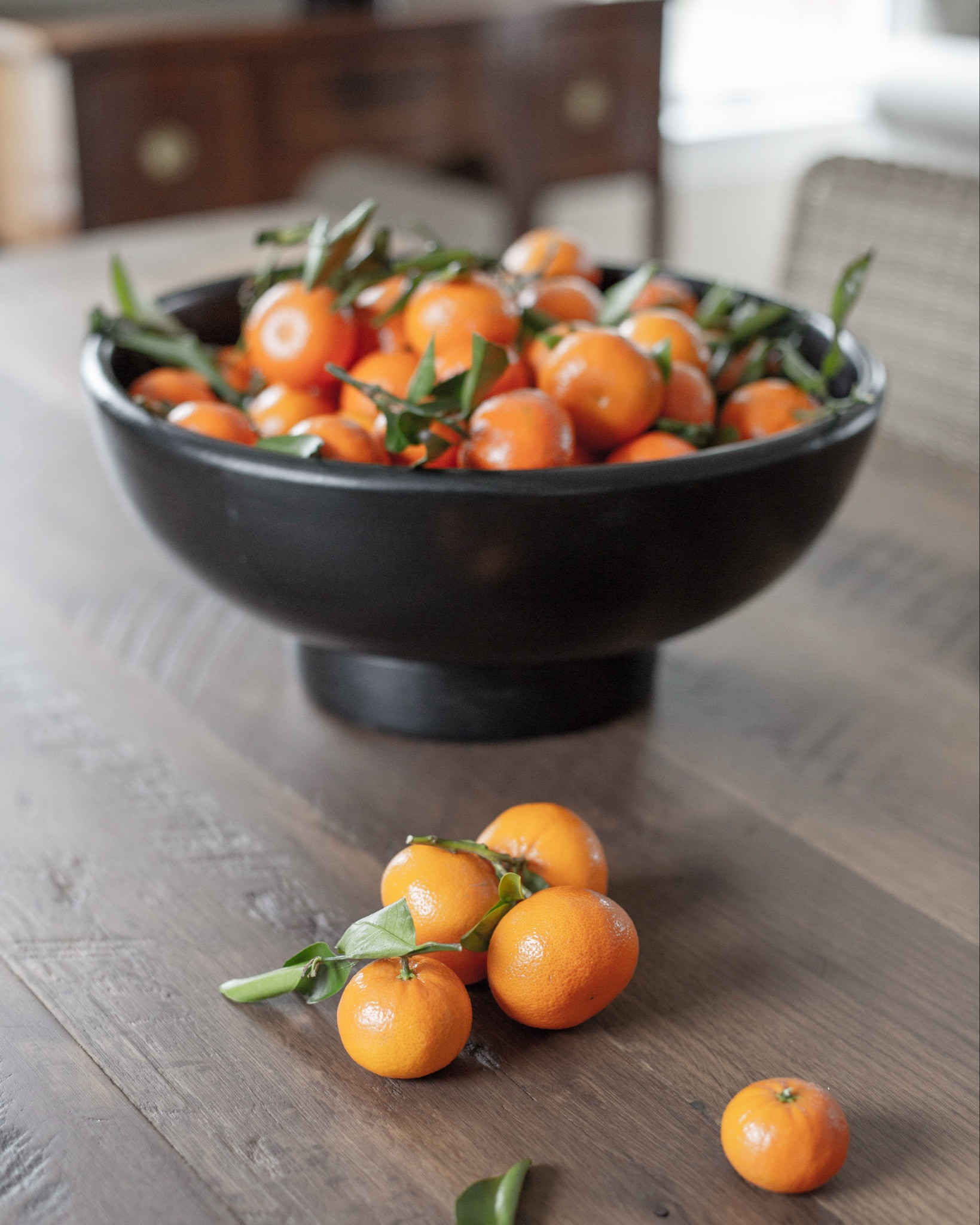 a table centerpiece can set the tone for the room 🍊 swipe for this beautiful dining room centerpiece 

i linked the exact bowl shown here plus many more eye catching bowls that would be beautiful as the focal point on your table! 

#designbykaratheresa


#LTKFindsUnder50 #LTKHoliday #LTKHome