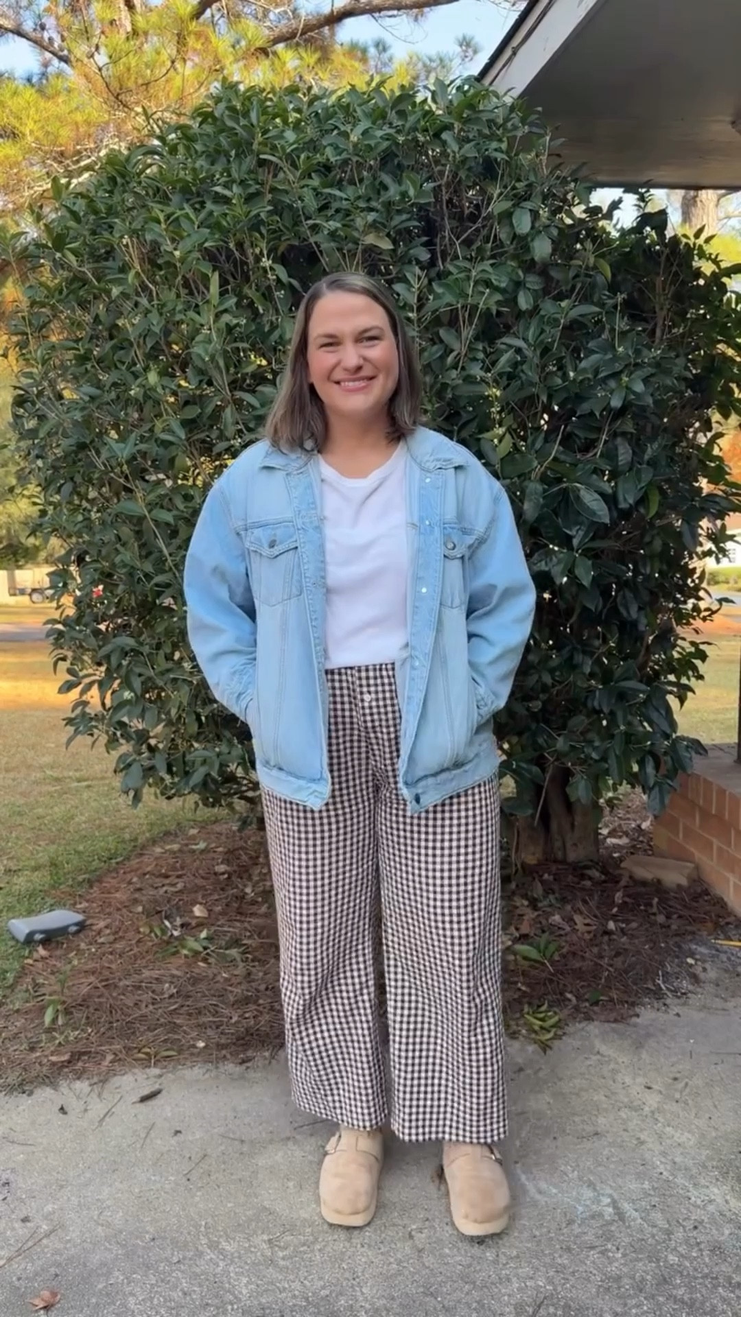 Why is it so hot in November? 😅🍁 
.
Outfit of the Day | Brown Gingham Pants | Casual Outfit | Mom Style | Amazon Finds