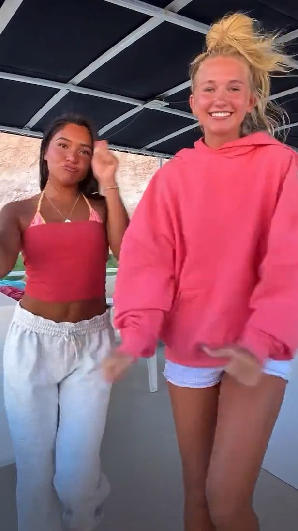 Lake Powell trip 🤩 PaisLee’s hoodie from Rad Swim!

#LTKootd #LTKSwim #LTKSeasonal