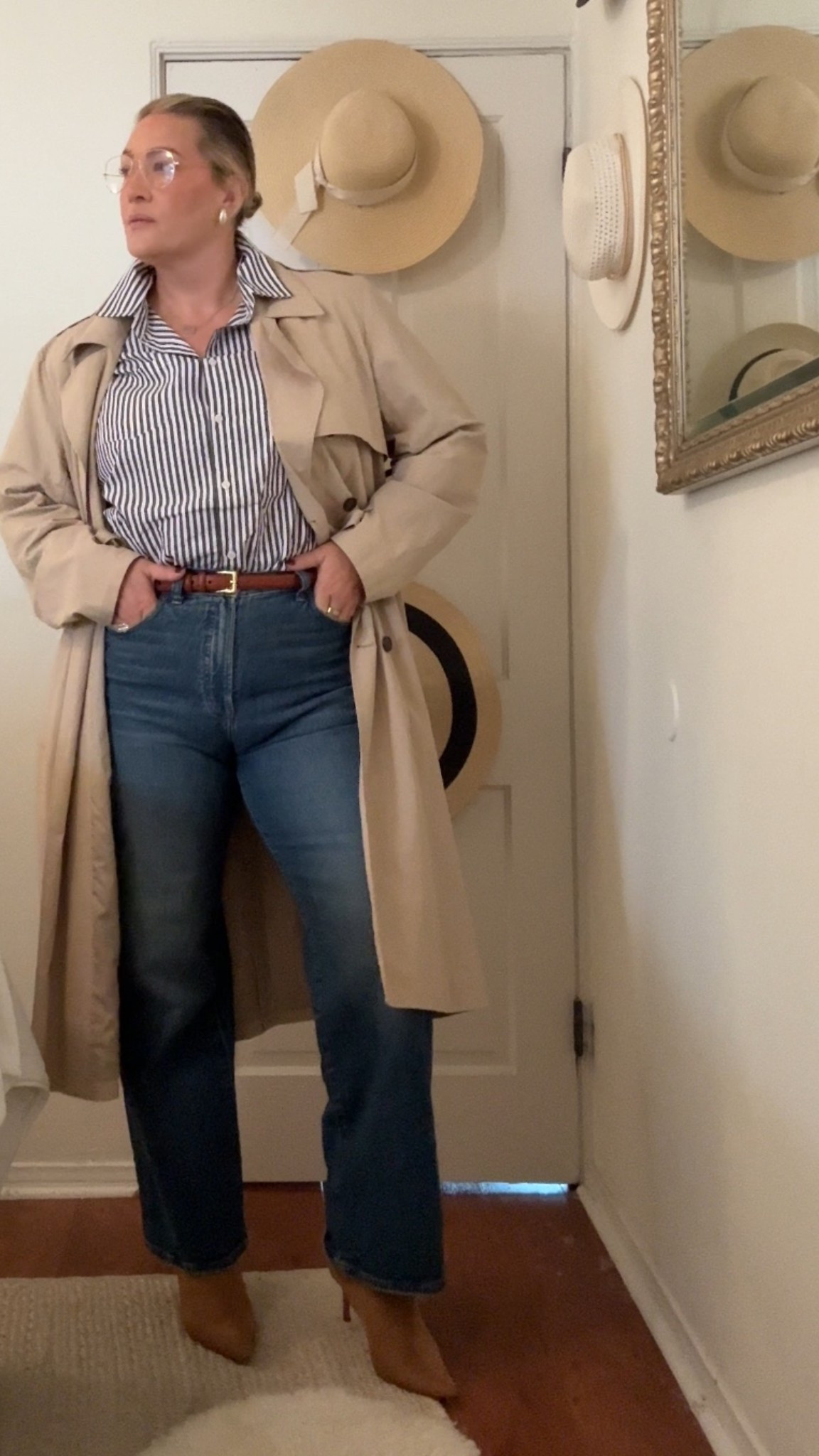 Daytime jeans and striped button down never fails. I volunteered at my son’s book fair today at his school and really try to put an effort into feeling good each day. That doesn’t mean overwhelming myself or putting pressure on myself but having easily accessible, clean and polished items to grab and style easily. #momfit #midsize #stripes #capsulewardrobe 