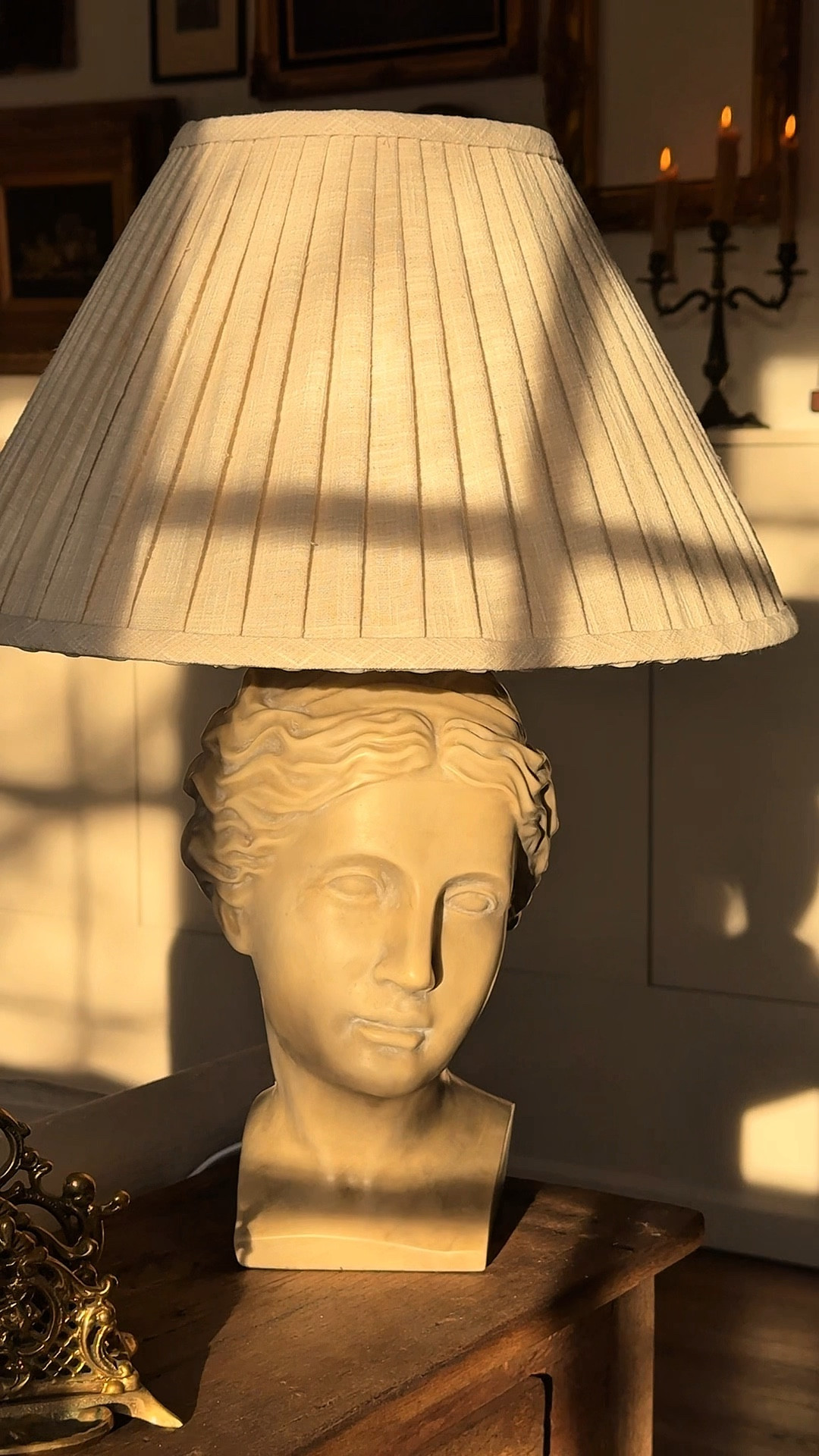 This Grecian bust lamp has been on my wishlist for YEARS and I finally got her 🥹 I wish I could say it was anticlimactic, but she’s stunning and even prettier in person.

#lamp #lamps #aestheticlamp #grecianbustlamp #bustlamp #antiquelamp #darkacademia #darkacademiaaeathetic #darkacademiadecor #cutelamps #homedecor #interiordesign #interior #cozy #cozyhome

#LTKOver40 #LTKHome