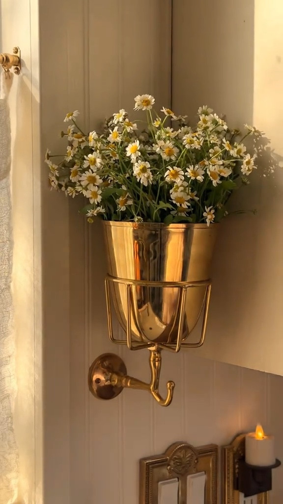 Little details that make our kitchen feel like a cottagecore dream 🌼

#cottagecore #cottagecoreaesthetic #homedecor #interiordesign #cozyathome #cozyhome #aesthetickitchen #fyp #foryou #foryoupage #flowers #vase #brassvase 

#LTKHome #LTKMostLoved #LTKFindsUnder100