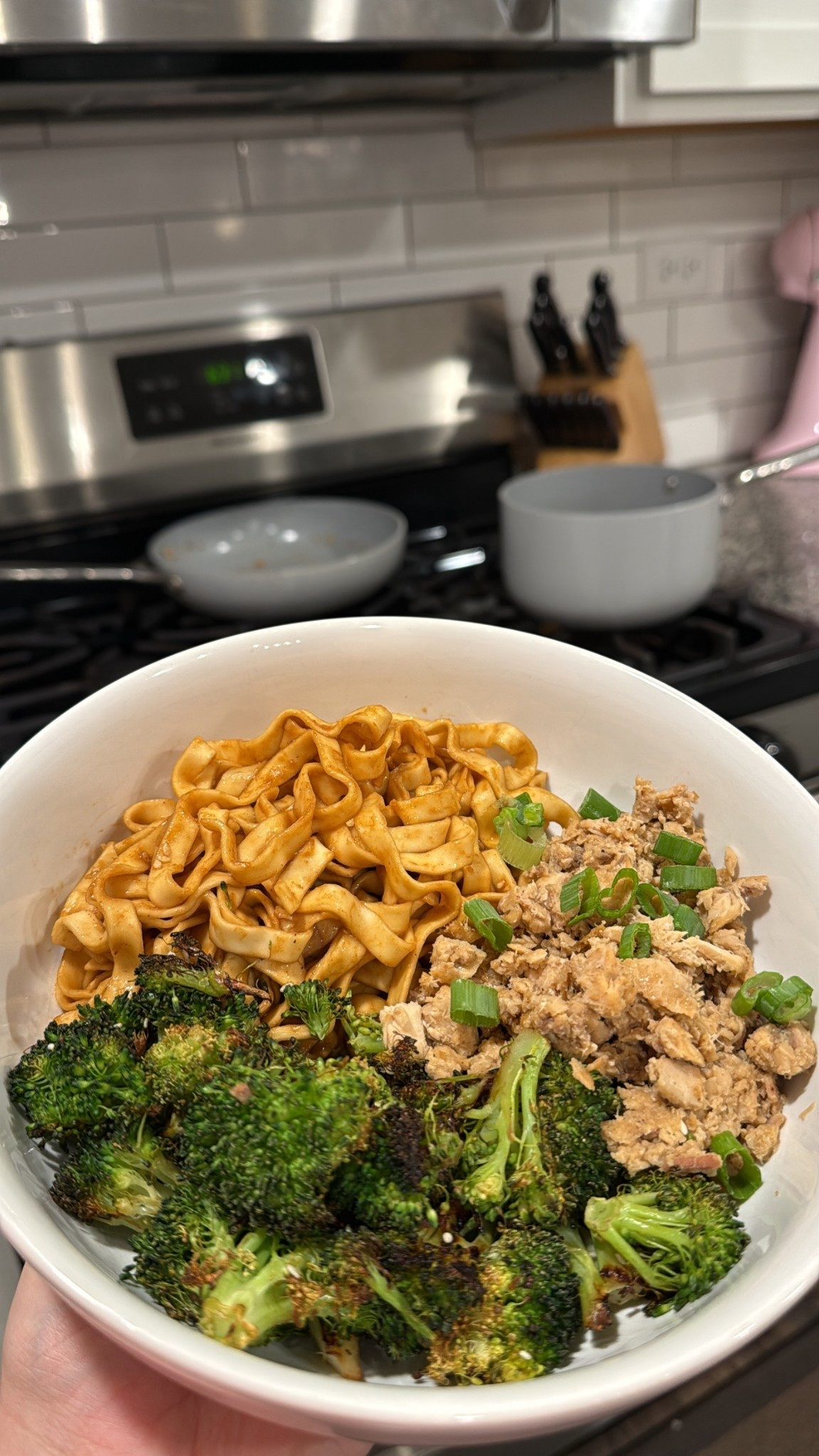 One of our favorite dinners right now (and the kids even eat the broccoli!). 🥦 Noodles, salmon and broccoli. A very well-balanced (and delicious) meal for about 575 calories!

#LTKfoodie