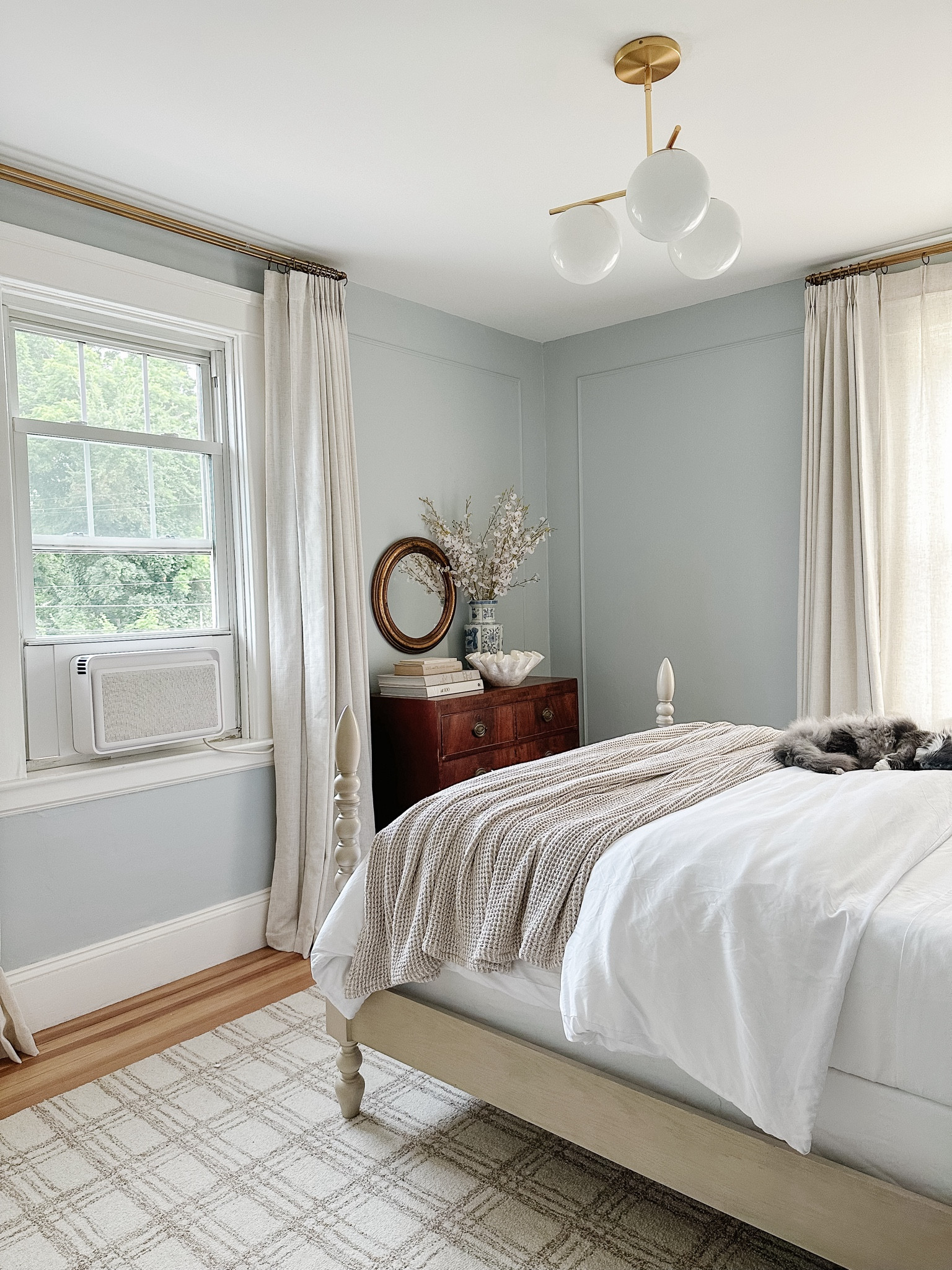 Bedroom links 🩵


Wood spindle queen bed, wool windowpane plaid rug, cozy knit blanket, sphere brass light fixture 



#LTKHome #LTKSaleAlert #LTKFindsUnder50