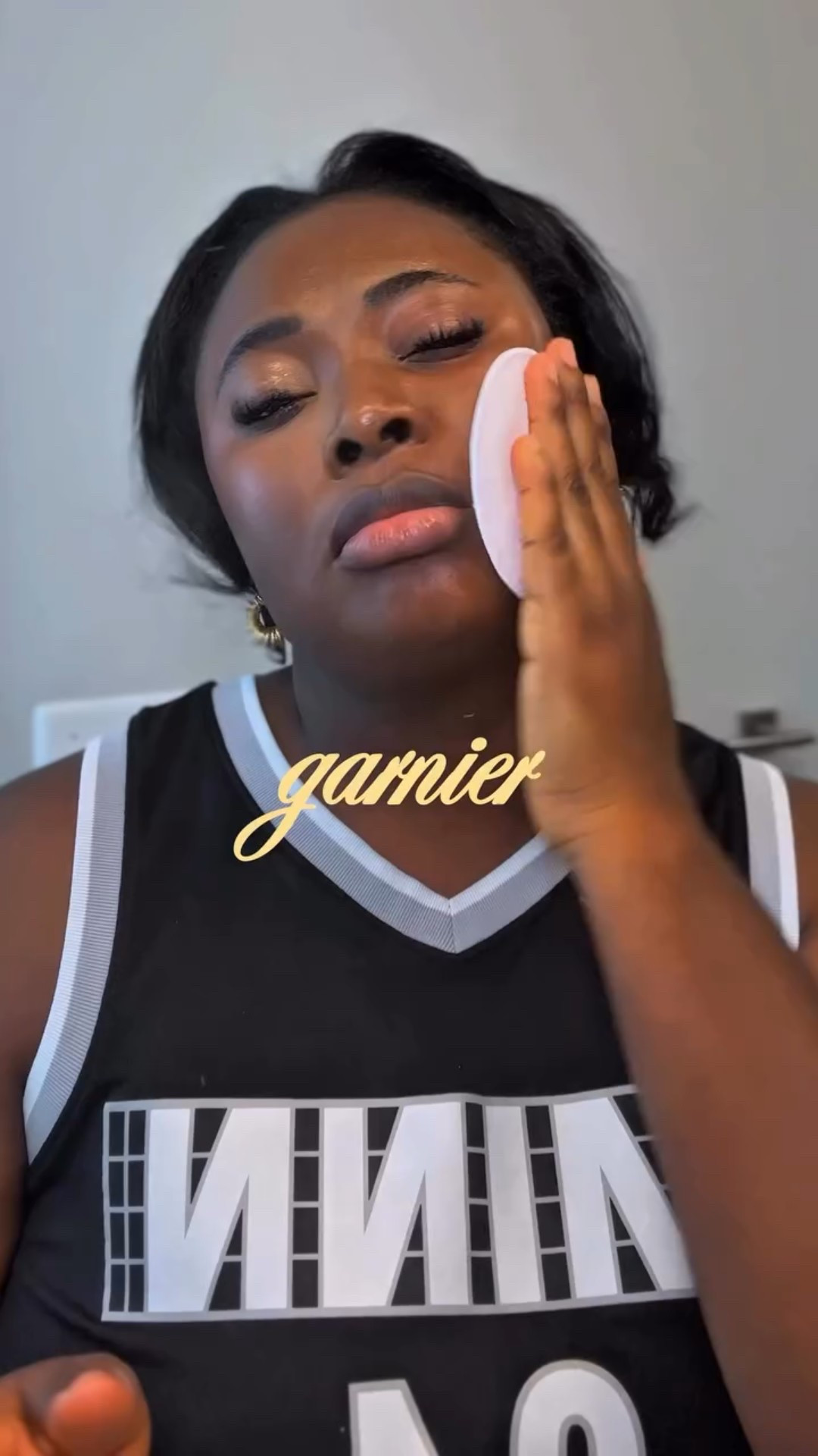 I was feeling lazy to wash my face this afternoon and remembered I had this @garnierusa waterproof micellar water 👌🏽👌🏽 
#makeup #garnierskincare #momlife #micellarwater #makeupremoval