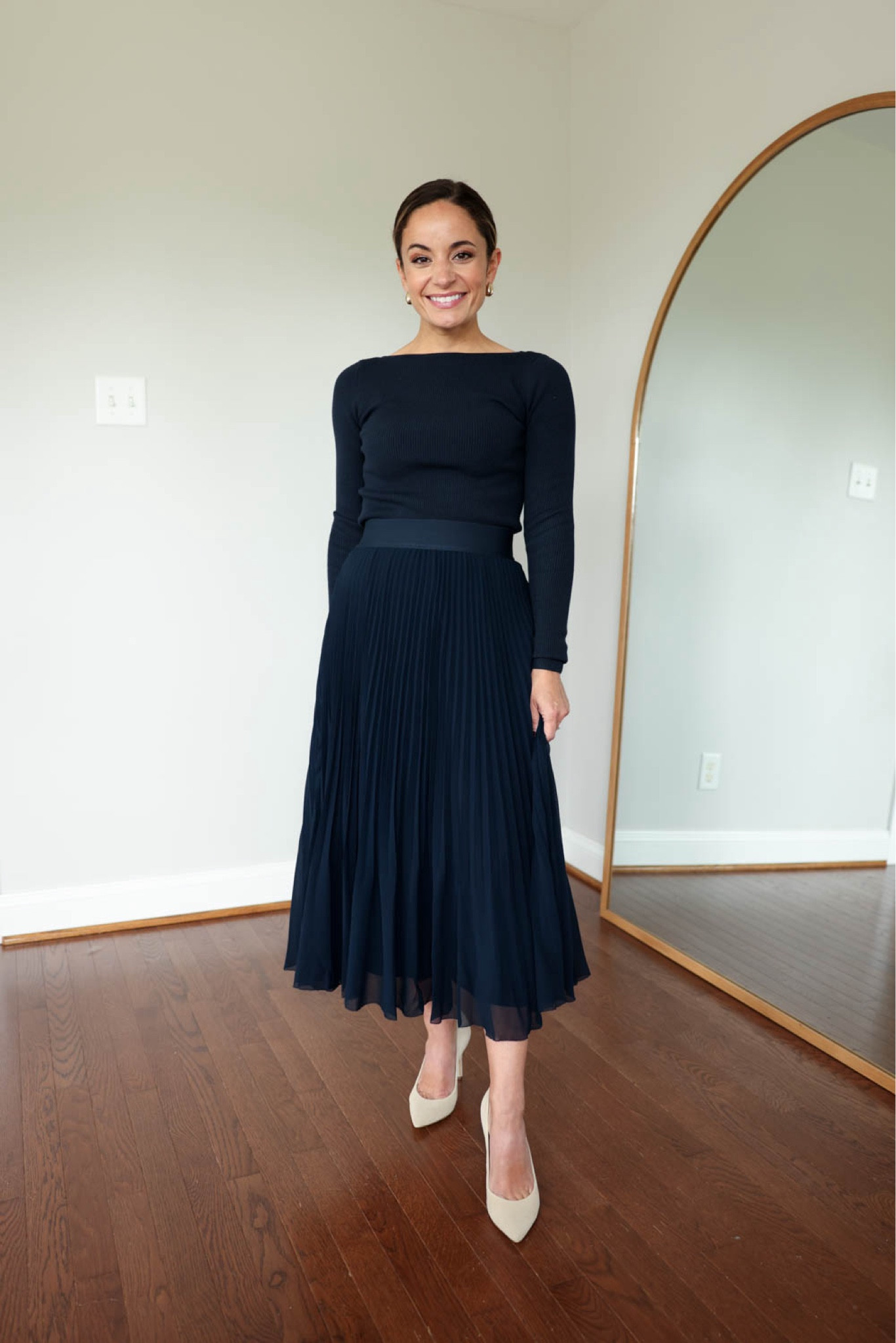Four neutral outfits for work with navy and cream from @aritzia #aritziapartner

Sizing
Wilfred Navy Marie Sweater: XS 
Wilfred Twirl Skirt: XS


My measurements for reference: 4’10” 105lbs bust, waist, hips 32”, 24”, 35” size 5 shoe. 25” inseam measurement to my ankle bone. 