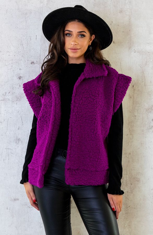 Teddy Gilet Oversized Dark Magenta | Fashionmusthaves.nl | The Musthaves (NL)
