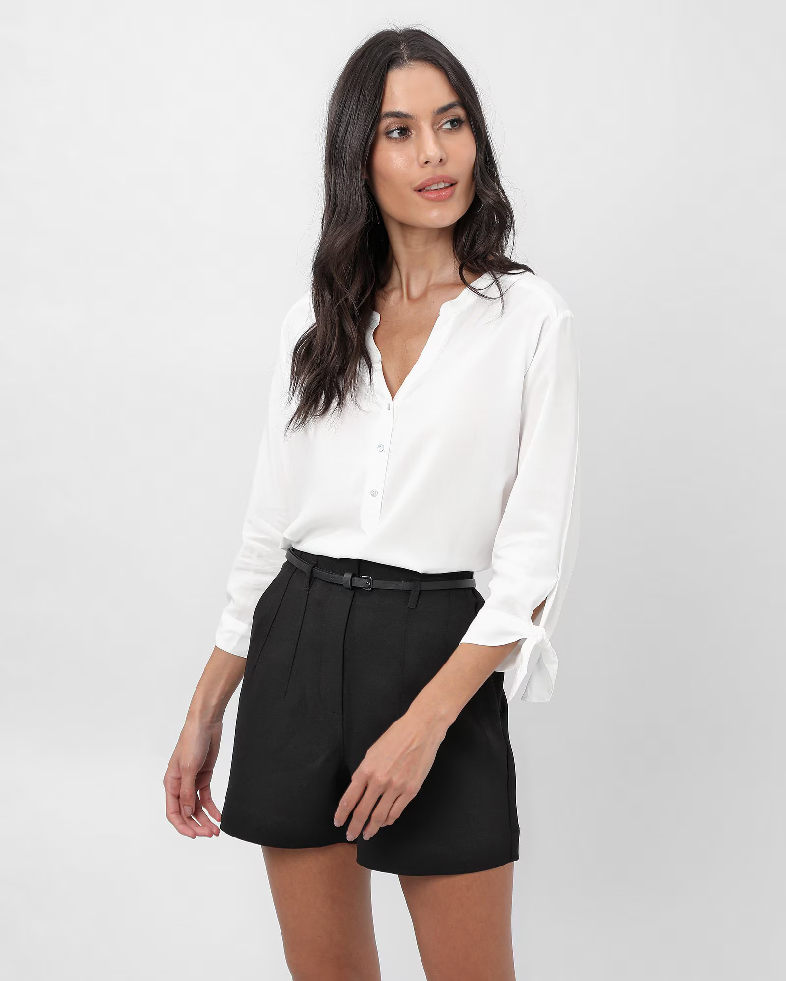 Short feminino alfaiatado Luka com cintura alta e cinto fino - Preto |  AK by Riachuelo | Riachuelo (BR)