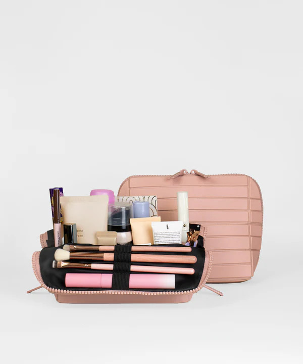 the small blush traveller | Parallelle
