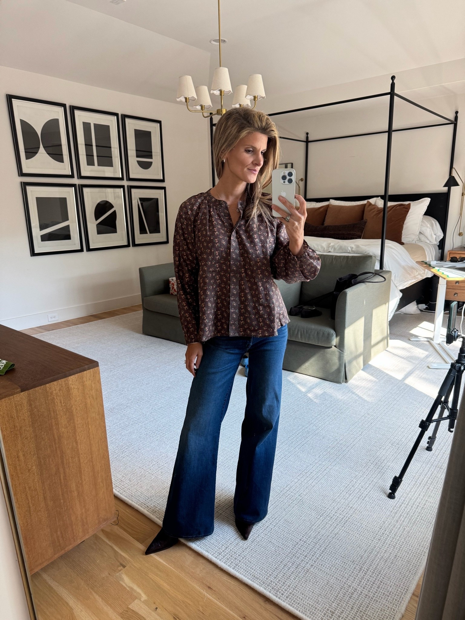 Love these wide leg mother jeans included in the Tuckernuck friends and family sale. Also, this brown floral blouse is going to be perfect for fall weather.