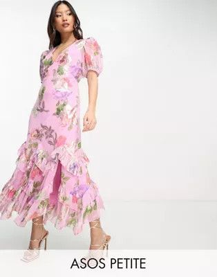 Vestido largo con estampado de rosas y volantes en el bajo de lúrex de ASOS DESIGN Petite | ASOS (Global)