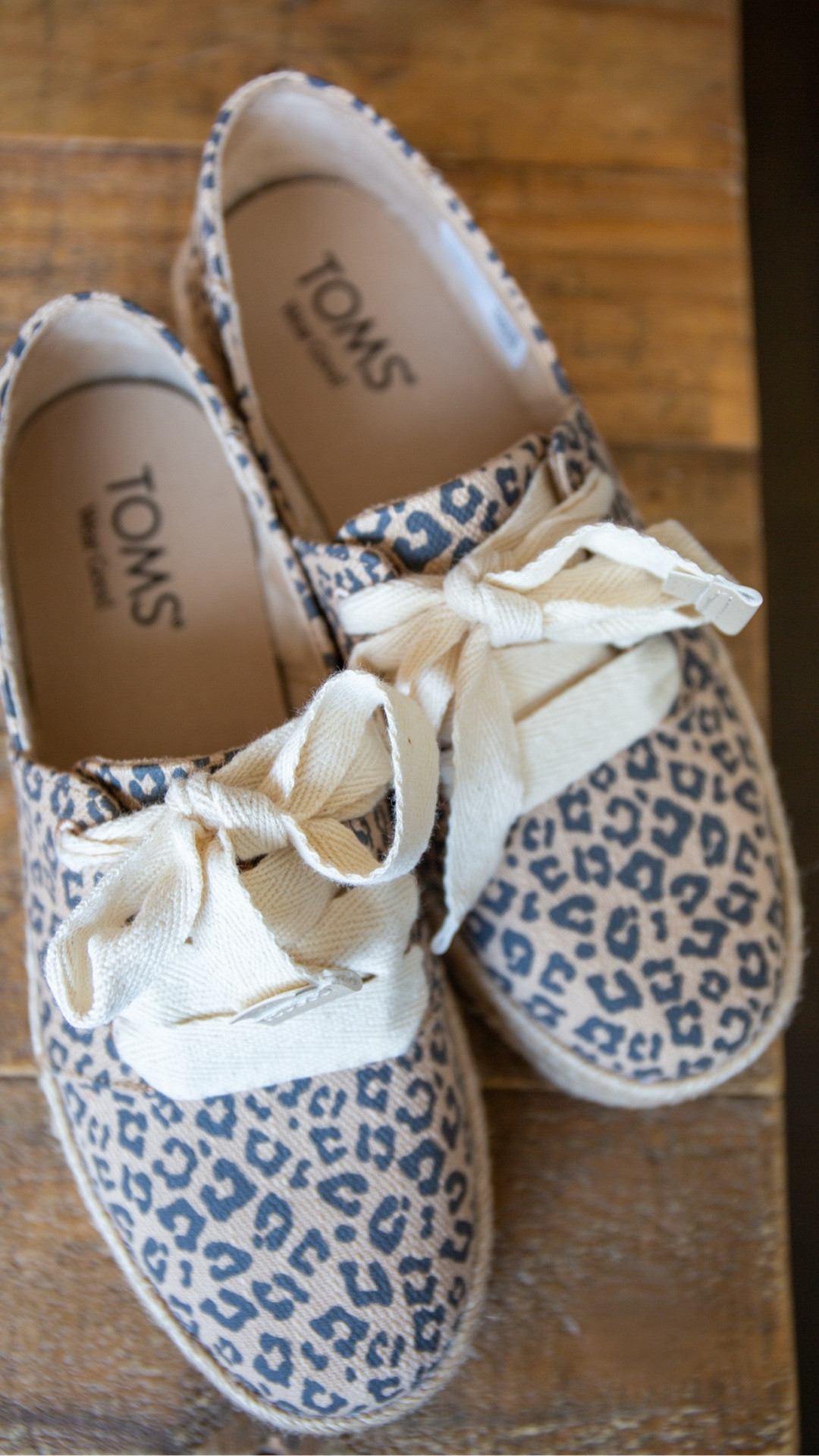 3 fashion trend looks ft @toms 🐆🤍
The TOMS Carolina Lace-Up Espadrille styled 3 ways. Which look is your favorite?

Look 1 School Pickup 🧥 
Look 2 Around the House 🖤
Look 3 Girls Brunch 👩🏻

#toms #leopardprint #fashionreel #outfitinspo #outfitreel #stylingtips 


#LTKgrwm #LTKootd #LTKSpringSale