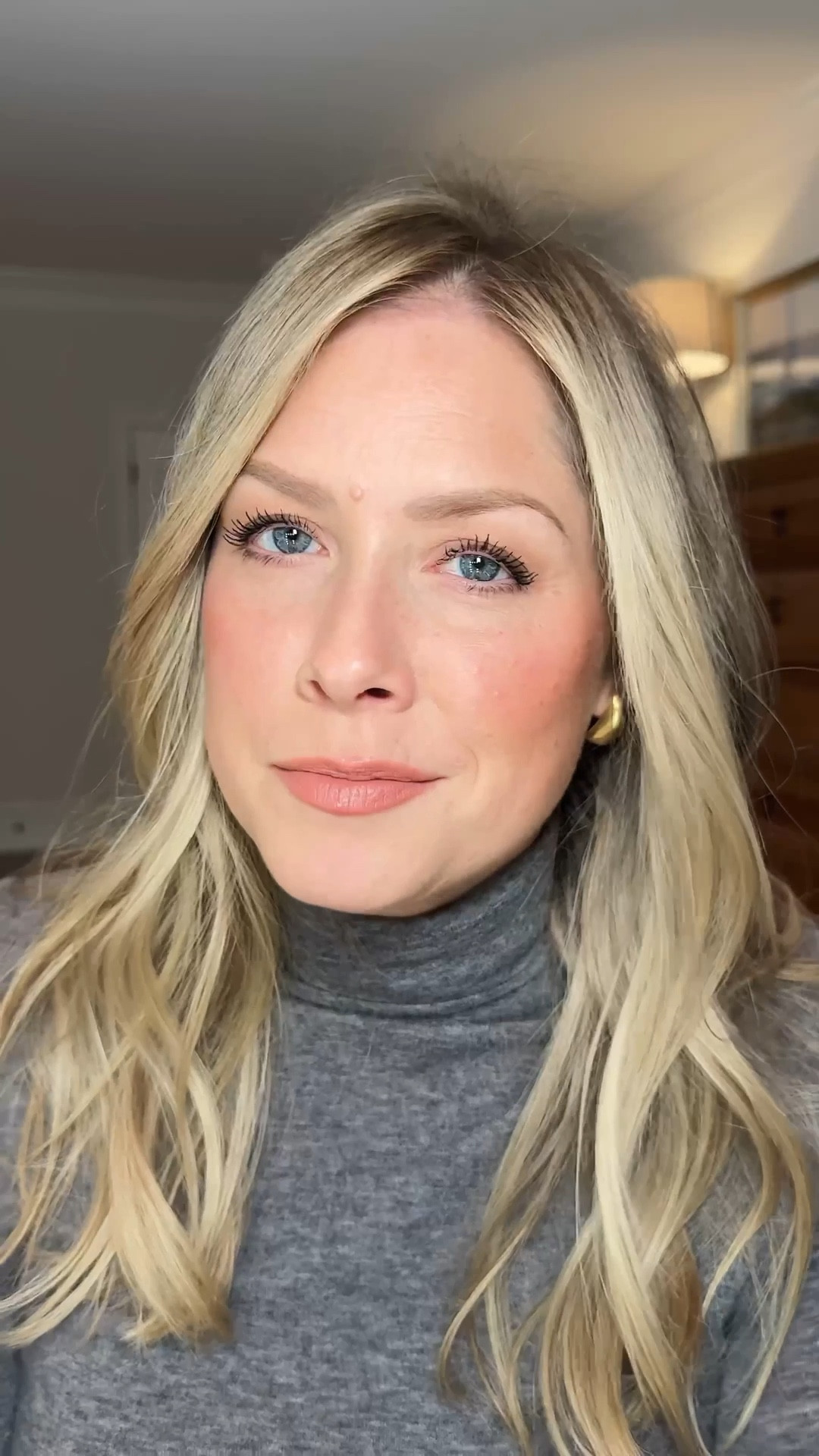 Try swapping out your favorite eyeliner for a dark cream eyeshadow! The result is subtle, easy to blend definition along the lash line! I used Laura Mercier Caviar Shadow stick in Cafe Noir in this demo! // Makeup by Mario cream eyeshadow in Mauve, Natasha Denona eye palette 