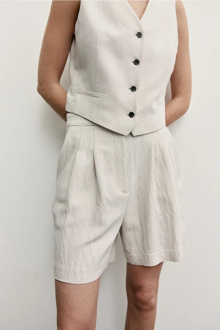 Knee-length shorts - High waist - Regular length - Light beige - Ladies | H&M GB | H&M (UK, MY, IN, SG, PH, TW, HK)