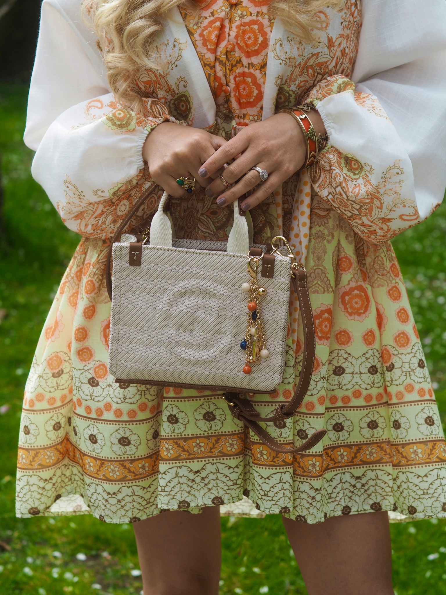| AD-gifted | Say hello to my summer essential — effortlessly chic and always along for the ride.
From coffee runs, walks in the park, to sipping rosé outdoors at a café , this bag hasn’t missed a moment. Thank you so much @dune_london 🤍🧡💛