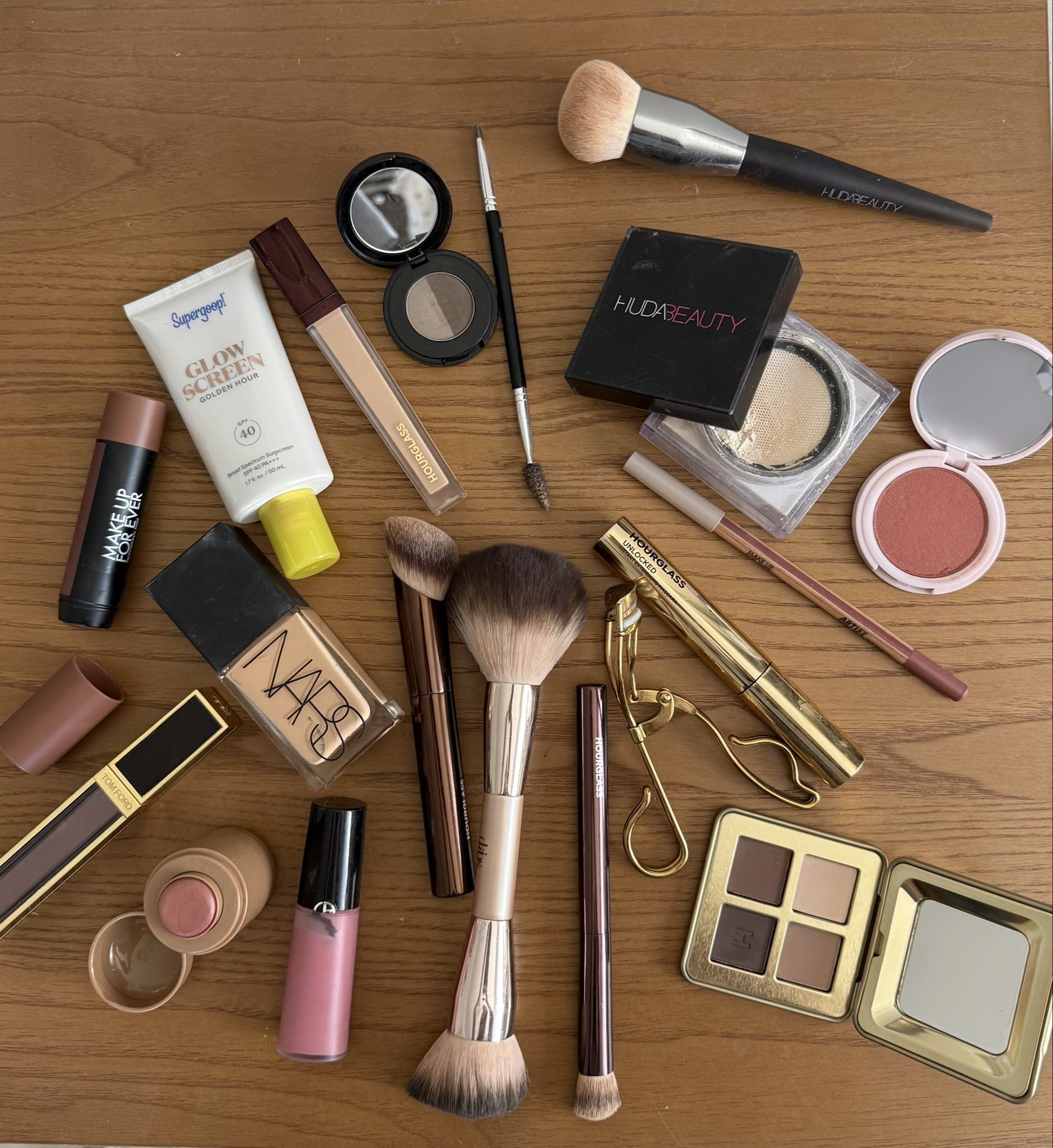 My current makeup routine! The super goop glow screen mixed with nars light reflecting foundation makes u look super glowy 🤏🏼 