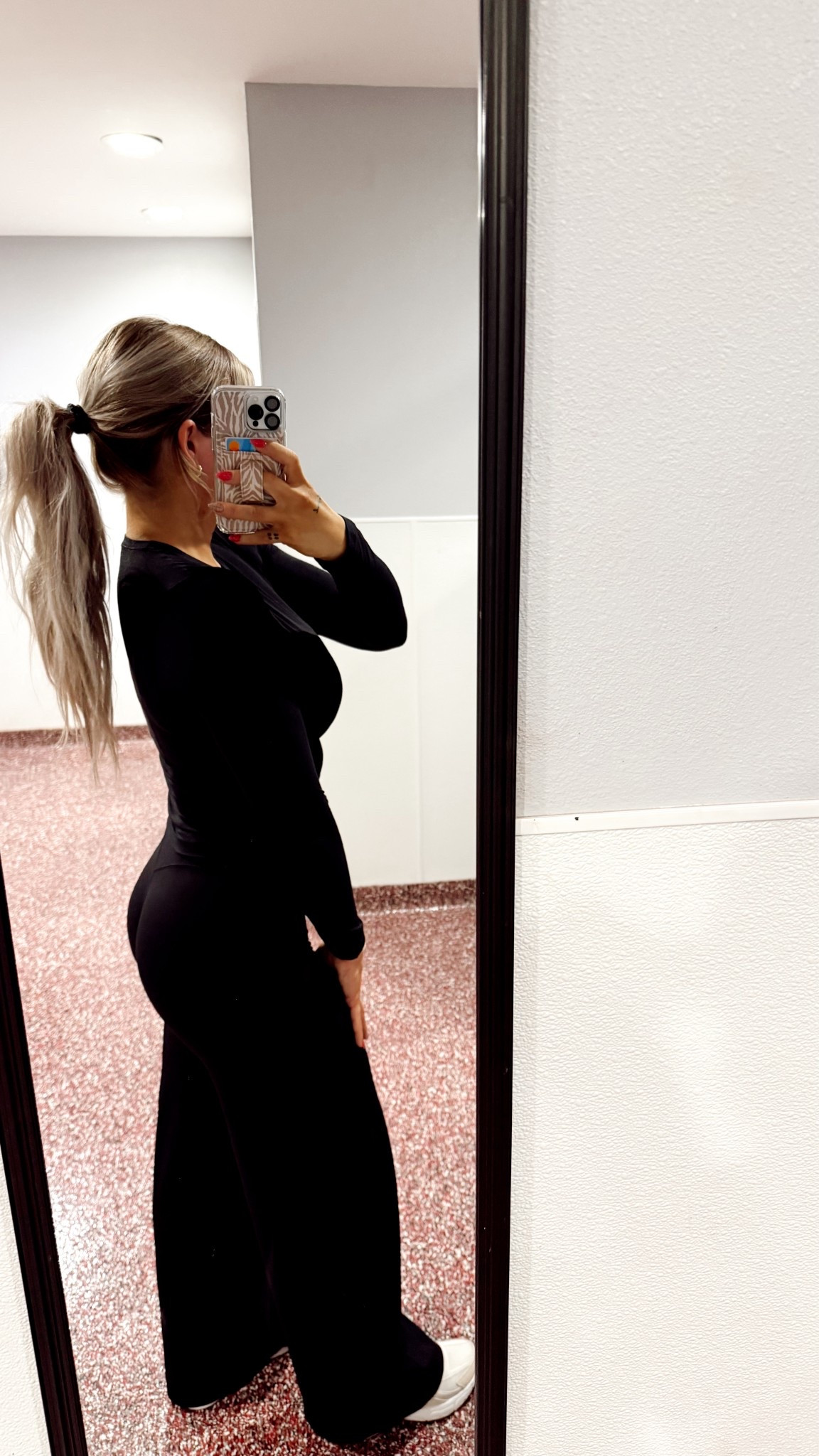 All black ‘fit for the gym this morning!! 💪🏼🖤

Wearing a medium in both, 33” inseam pant  

#LTKSaleAlert #LTKootd #LTKActive