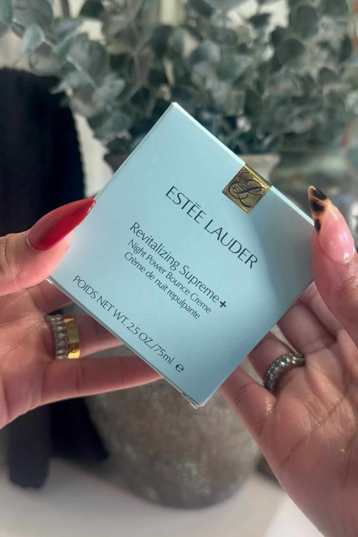 Current obsession ✨ there she glows again 🫧 

I've added @esteelauder to my night routine 

#esteelauder #revitalizingsupreme #nightcream #skincarefavorites #glassskin