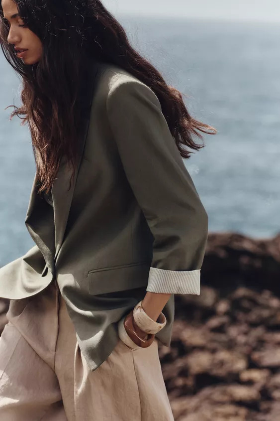 Pack of three colorful rigid bracelets in different shapes and sizes. | Zara US