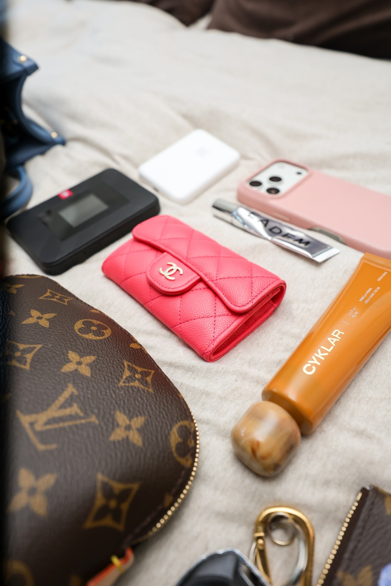 What’s currently in my bag 

#LTKdayinmylife #LTKootd