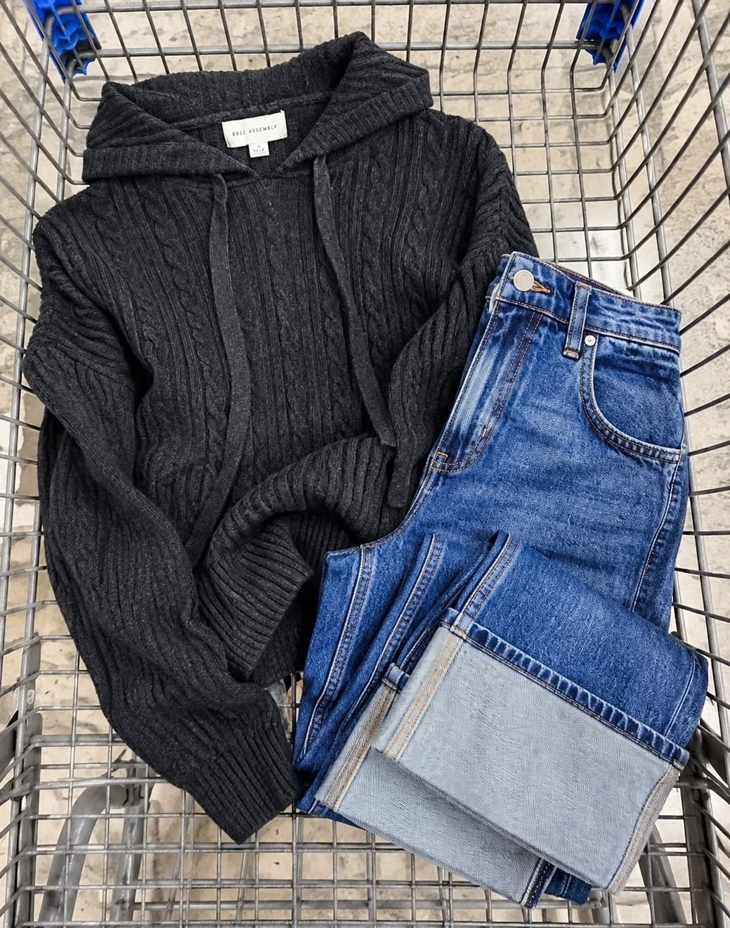 WOW this cable knit hoodie is too good to pass up!!🤩🤩 Add to cart while it's in stock!👉🛒


AI-styled outfit. Fit, color and appearance may vary.