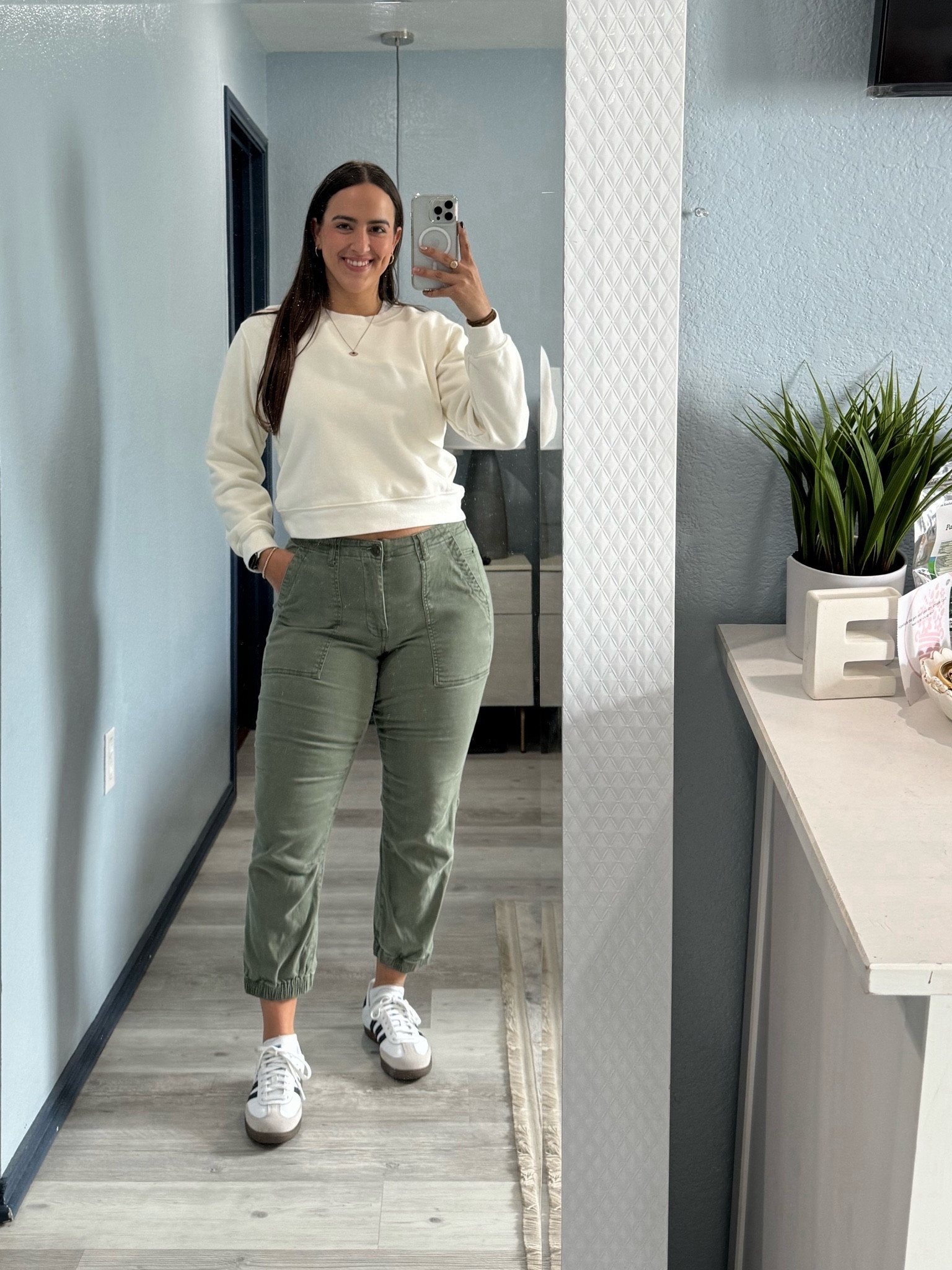 A casual look to take a look at new construction homes. Gotta be ready to go! 

#LTKSeasonal #LTKworkwear #LTKbeauty