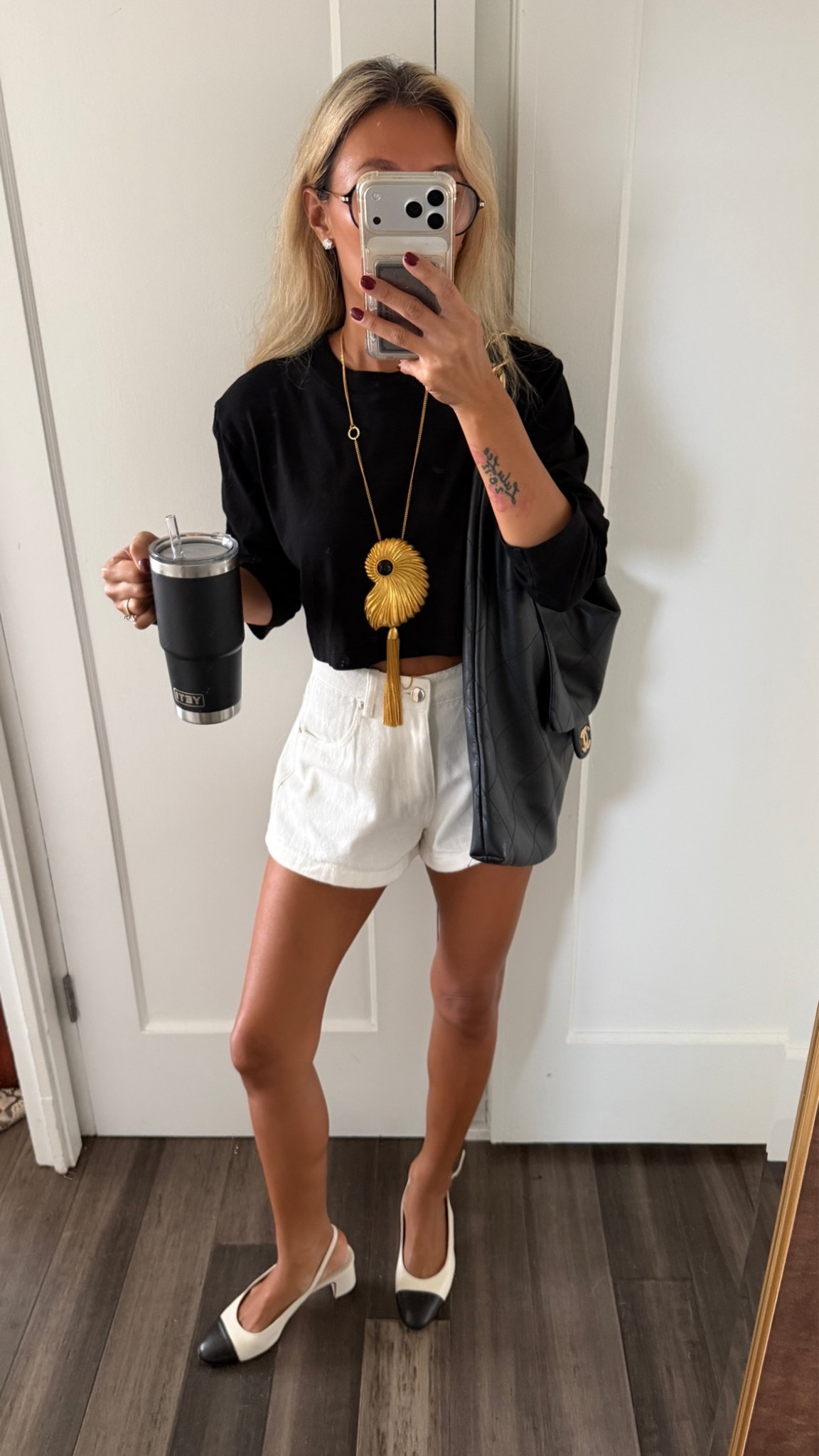 🤍🖤🤍🖤

Size 0 shorts xs tee, earrings 3 carats each

#LTKPetite #LTKSeasonal #LTKootd