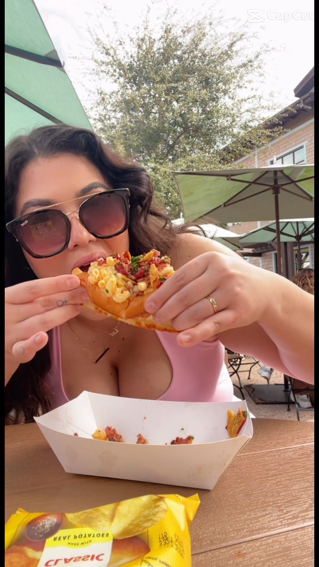 When B.B. Wolfs Sausage at Disney Springs, Orlando stops you in your tracks Highly recommend the Bacon Mac & Cheese Dog
#disneyspringsfood #orlandofood #eatwithme