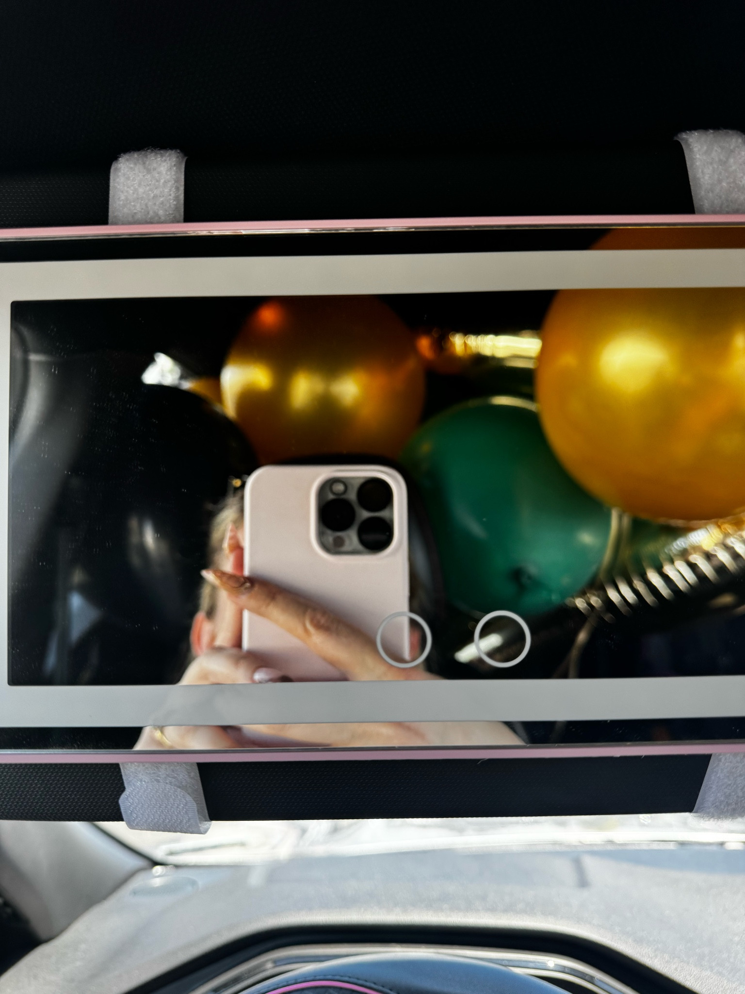 Finally installed my rechargeable mobile vanity and suddenly I’m not a late, half-contoured menace to society.
No more squinting into a shadowy car mirror like it’s a trust fall. This Amazon find somehow gave me my mornings and my jawline back.
Not sponsored, just emotionally invested.
