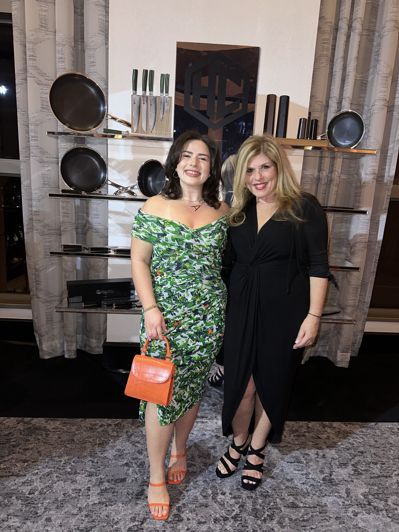 STUNNING DRESS 🔥 So comfortable 

Size down! Usually wear a medium, this is a small. 