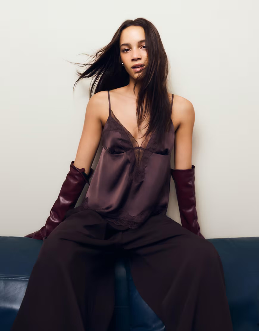 Bershka - Asymmetrische satijnen cami-top met kant in bruin-Brown | ASOS (Global)