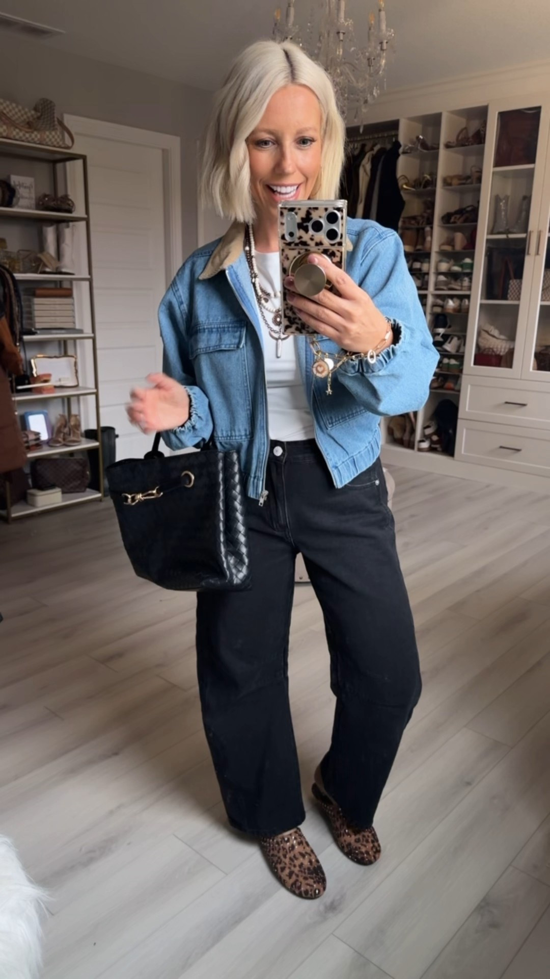 This denim jacket is soooo cute and it’s fully stocked AND on clearance!!!! Grab it now and thank me later!!!
⬇️⬇️⬇️
Wearing size medium in everything!!
Shoes fit TTS



#LTKFindsUnder50 #LTKSaleAlert #LTKootd