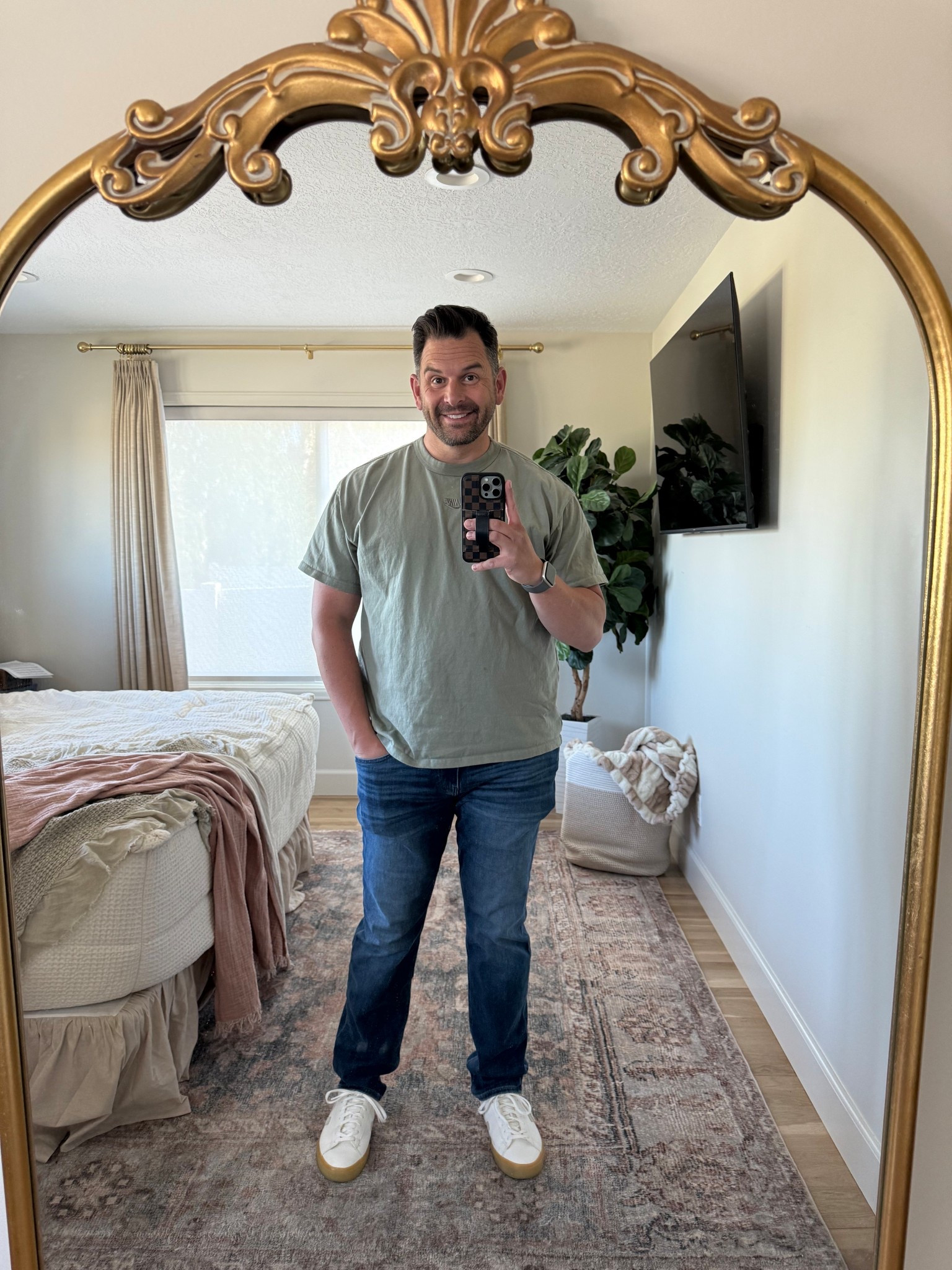 Basic Thursday look. Jeans, basic t shirt, white shoes. 