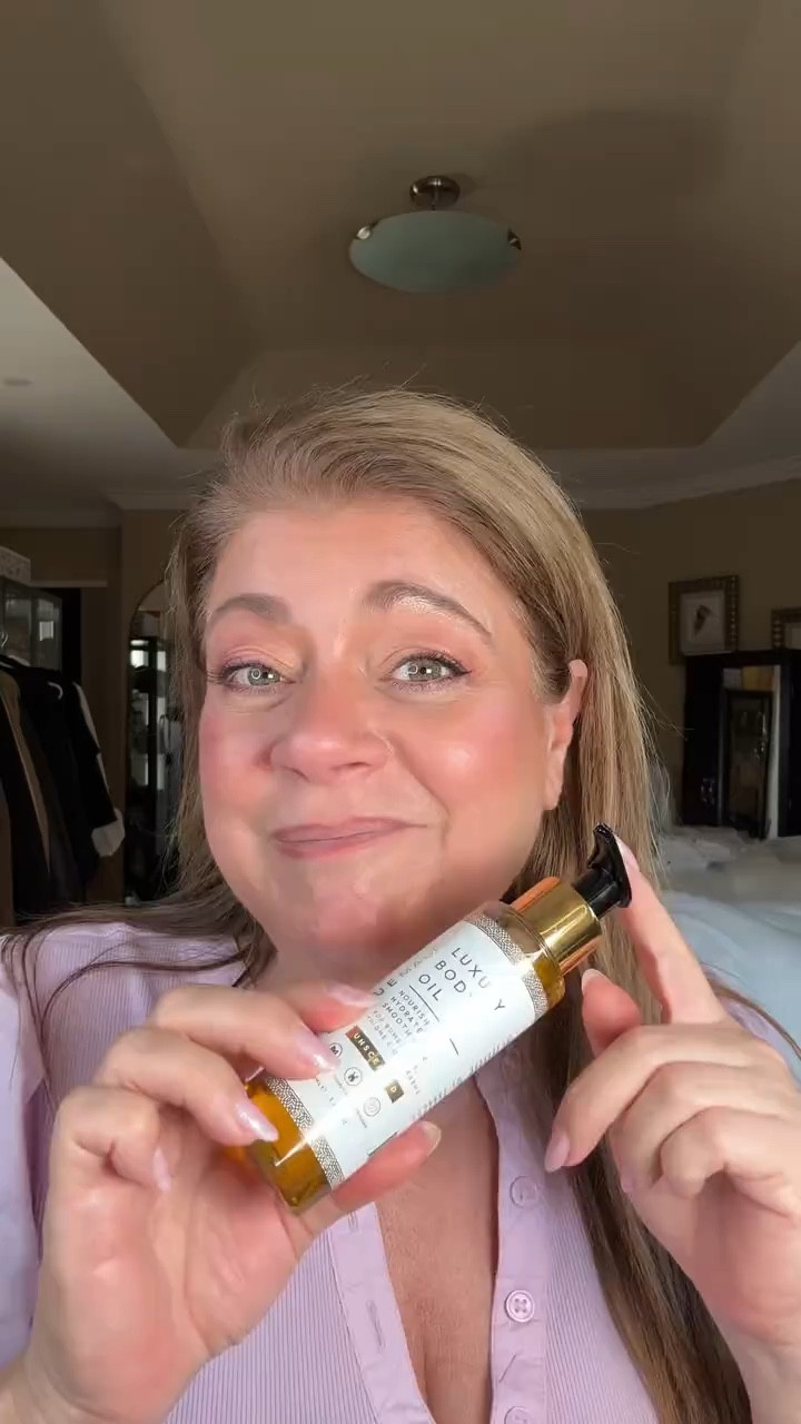 Finally a solution for your dull, dry, crepey skin! The @besque Magic Luxury Body Oil melts into your skin and instantly gives you that silky, glass-skin glow without feeling greasy. Perfect for legs, arms, chest, and shoulders when you want that smooth, hydrated, expensive-looking skin.
Deep hydration
Radiant glow
100% Natural Vegan
Lightweight luxury feel
I've been using this and my skin looks healthy, luminous, and summer-ready.
#skin #bodyskincare #glowingskin #luxuryskincare #over40
