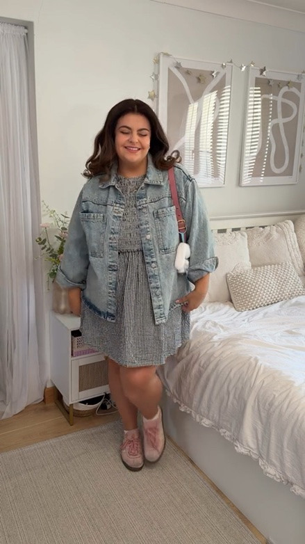 Prepared to be sick of me in this dress😂 100% cotton, shared bust, bloat friendly, what more can you want for a summer dress?!💅

Comment ‘link’ and I can send you the outfit details straight to your DMs 👯‍♀️

#midsizefashion #midsizestyle #springoutfit #springoutfitideas #ginghamdress @nobodyschild @asos