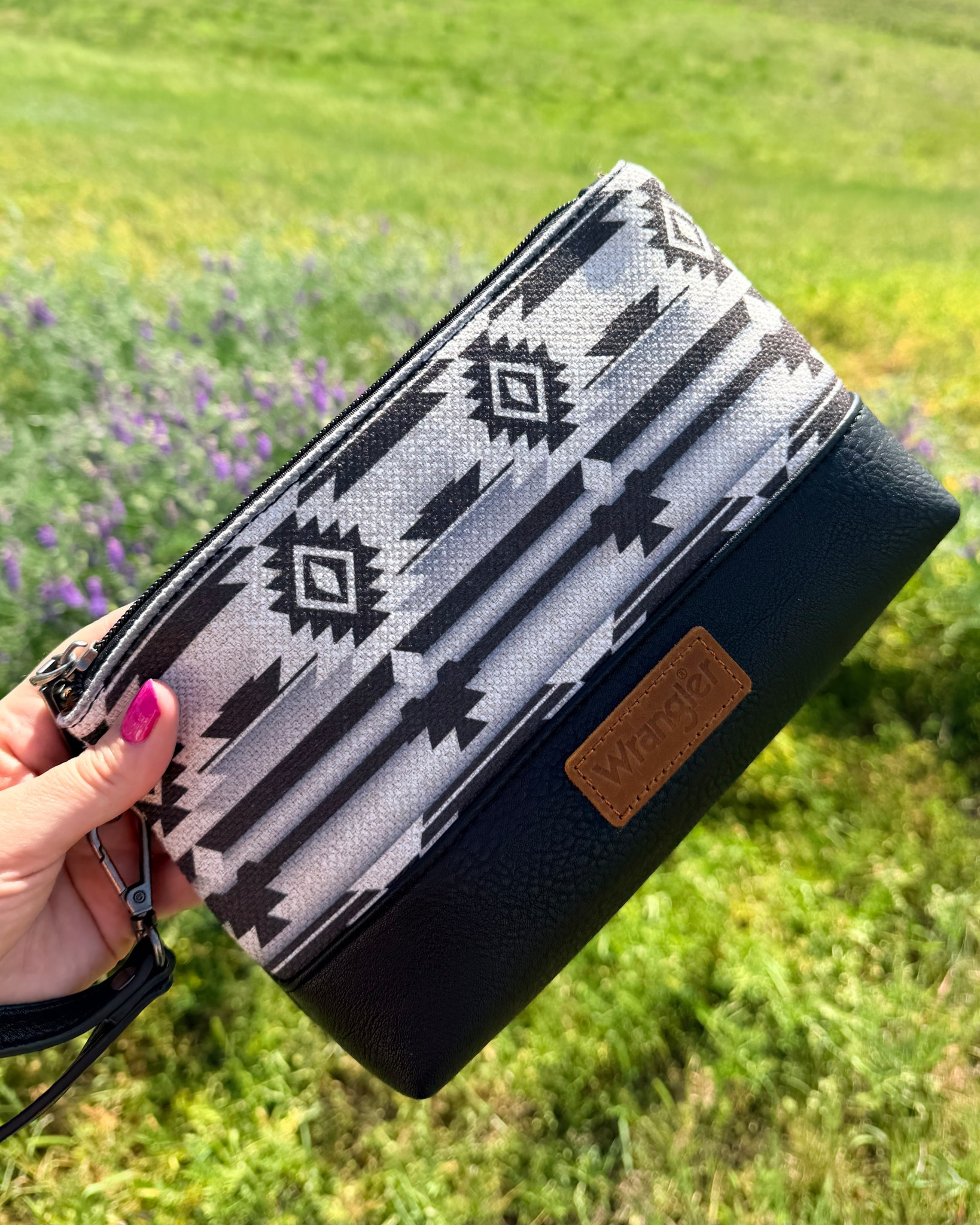 Another go to Wrangler bag? This oversized clutch! Wrist strap is removable and it holds way more than your average little clutch. Even has a zippered back pocket. #WesternBag #Clutch #WesternStyle 