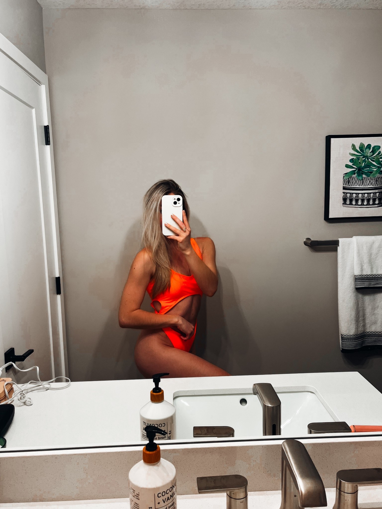 My go-to Summer cut-out swimsuit!☀️ Sooo flattering!