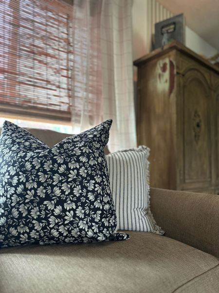 Fall living room organic modern decor | pillow | autumn | blind | curtain 