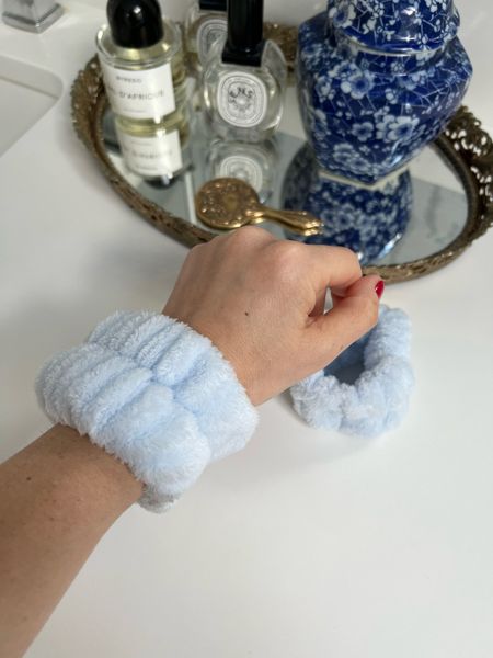 The best wristbands to keep your arms and sleeves dry while washing your face 

#LTKbeauty #LTKFind #LTKunder50