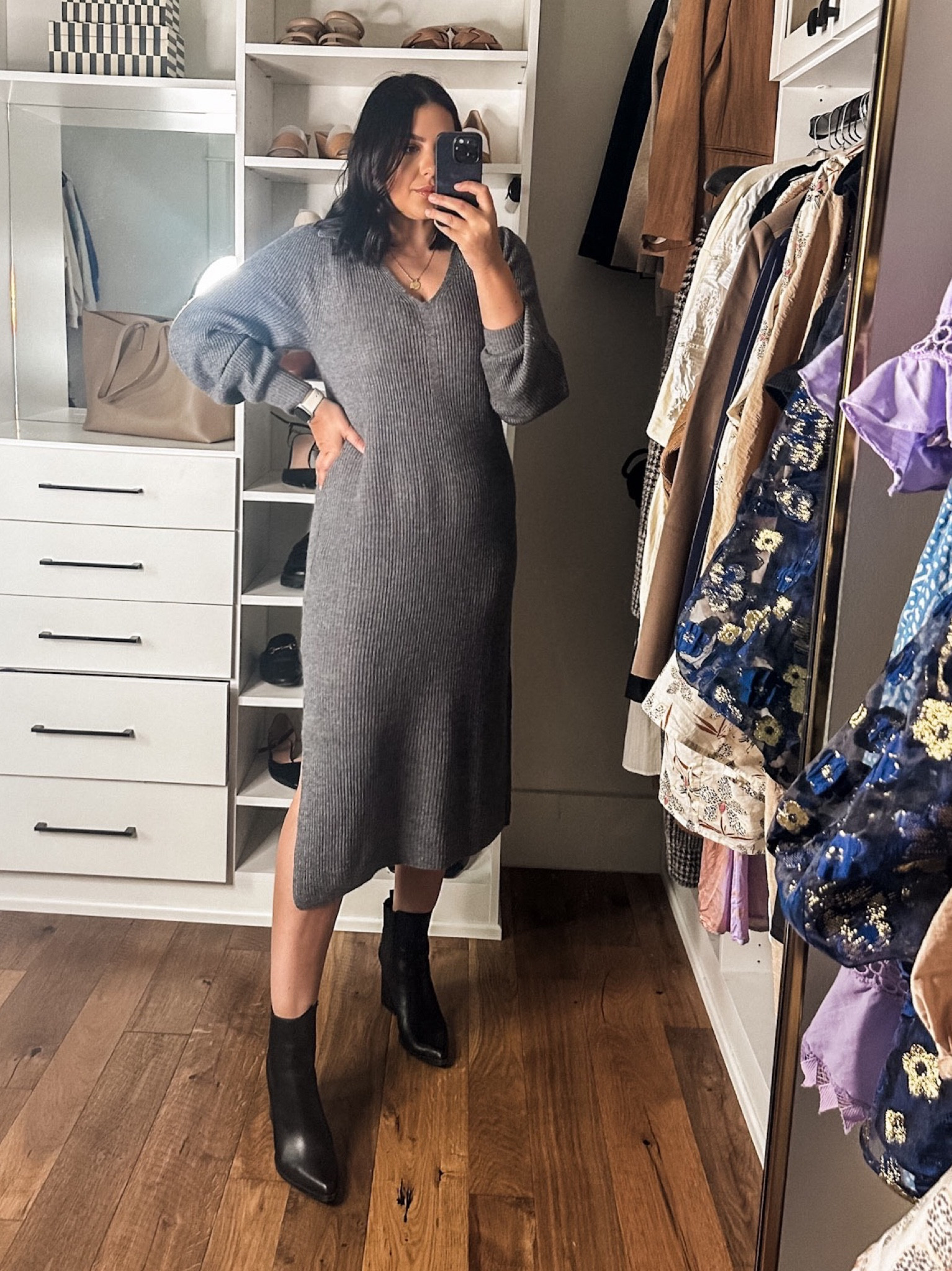 Gorgeous dress! Runs generously and fit is nice. Not too heavy too, really soft and not scratchy. I’m in the large.