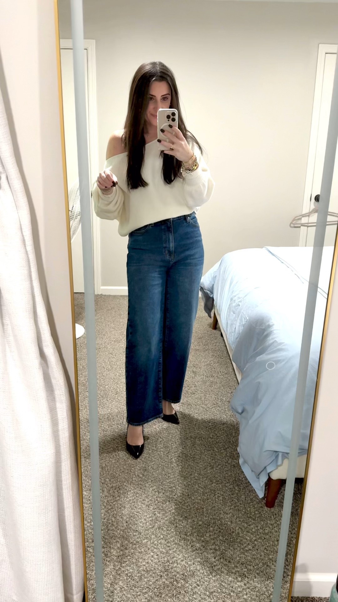 Last night’s dinner look brought to you by Aritzia, Frame, and Christian Louboutin ✨ An elevated-casual vibe for a cozy dinner out.

Cashmere Sweater | Off Shoulder Sweater | Capsule Wardrobe | Cozy Chic | Neutral Style | Fall Style | Winter Style | Elevated Style