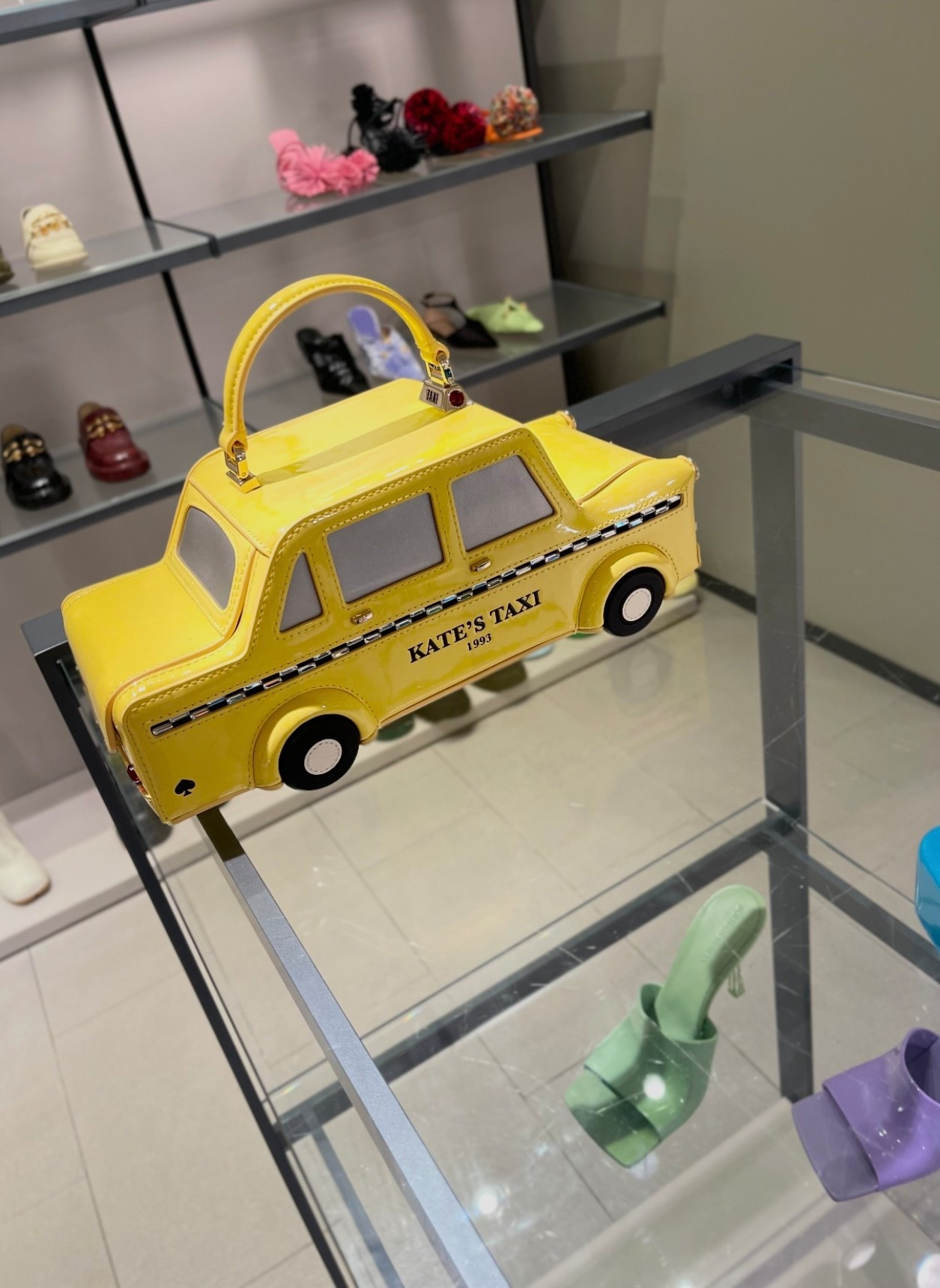 I’m obsessed 😍 with this #taxibag that opens from the trunk and can fit a sunglass case, phone, keys, and other essentials. I wore it all day this past Saturday and was asked about it everywhere we stopped. So cute and on #sale!

#purse #bags #itbag #taxitote #handbags #clutch