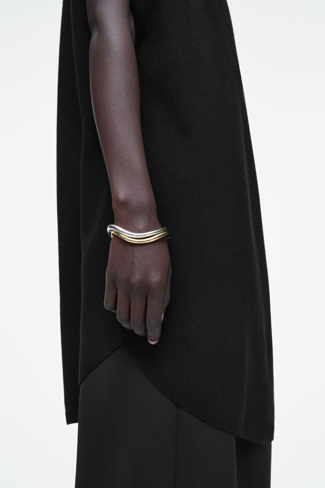 CURVED HINGED BANGLE | COS (EU)
