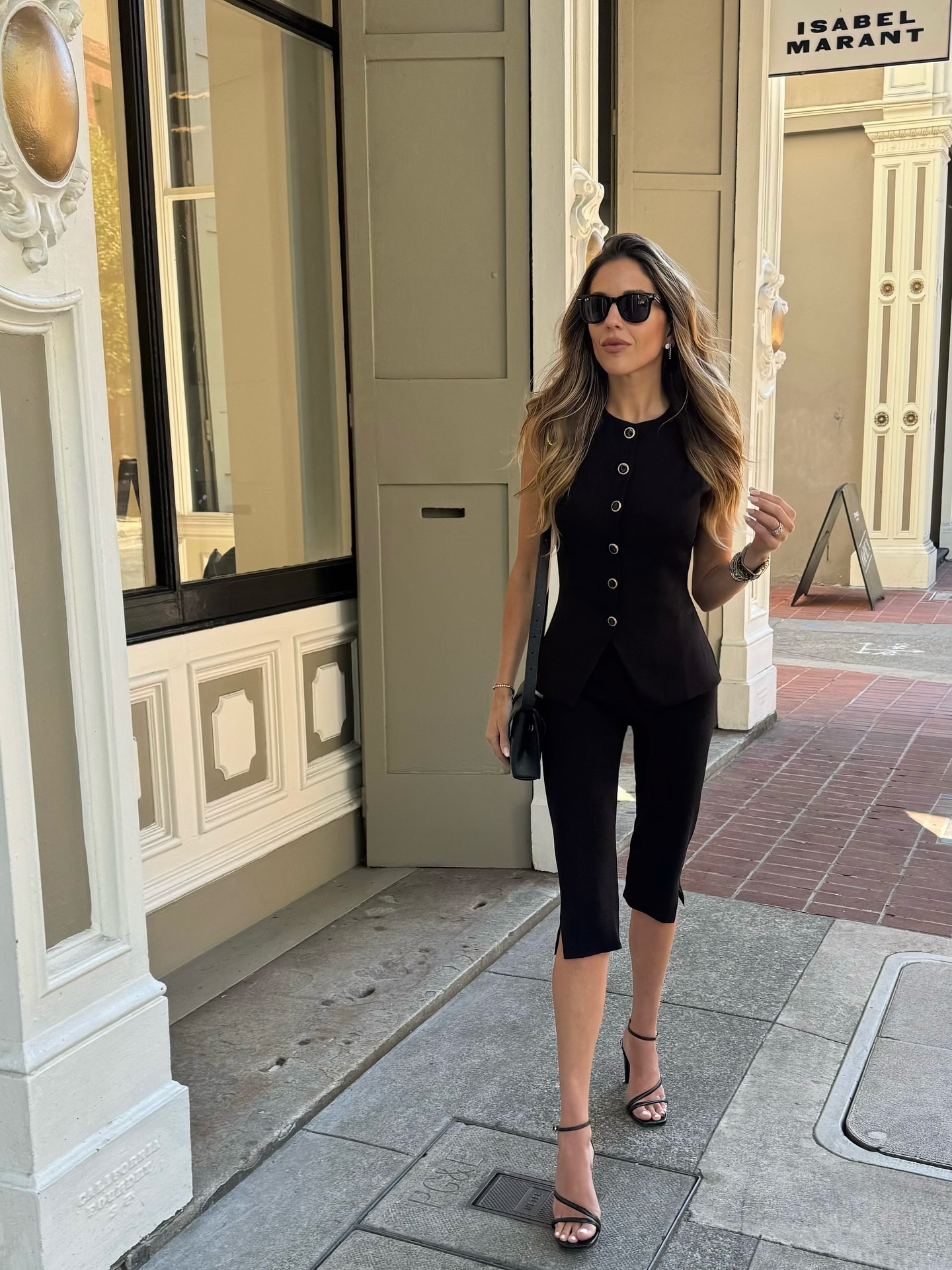 Shopping and lunch in the city calls for sleek, transitional pieces ✨ Today’s star? These chic capris that bridge summer and fall perfectly. Are you into this trend? 

Comment CAPRI and I’ll send you all the links for my look!

#OOTD #SummerToFall #TransitionalStyle #ChicAndEffortless #StreetStyleInspo #FashionReels #OutfitInspo #StyleDiaries
